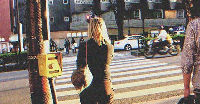 Femme marchant dans la rue | Source : Shutterstock