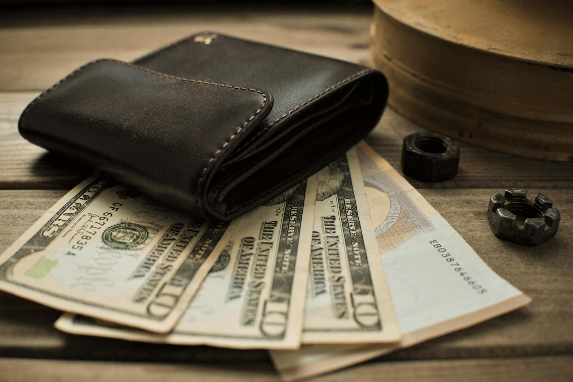 Un portefeuille surmonté de billets de banque | Source : Pexels