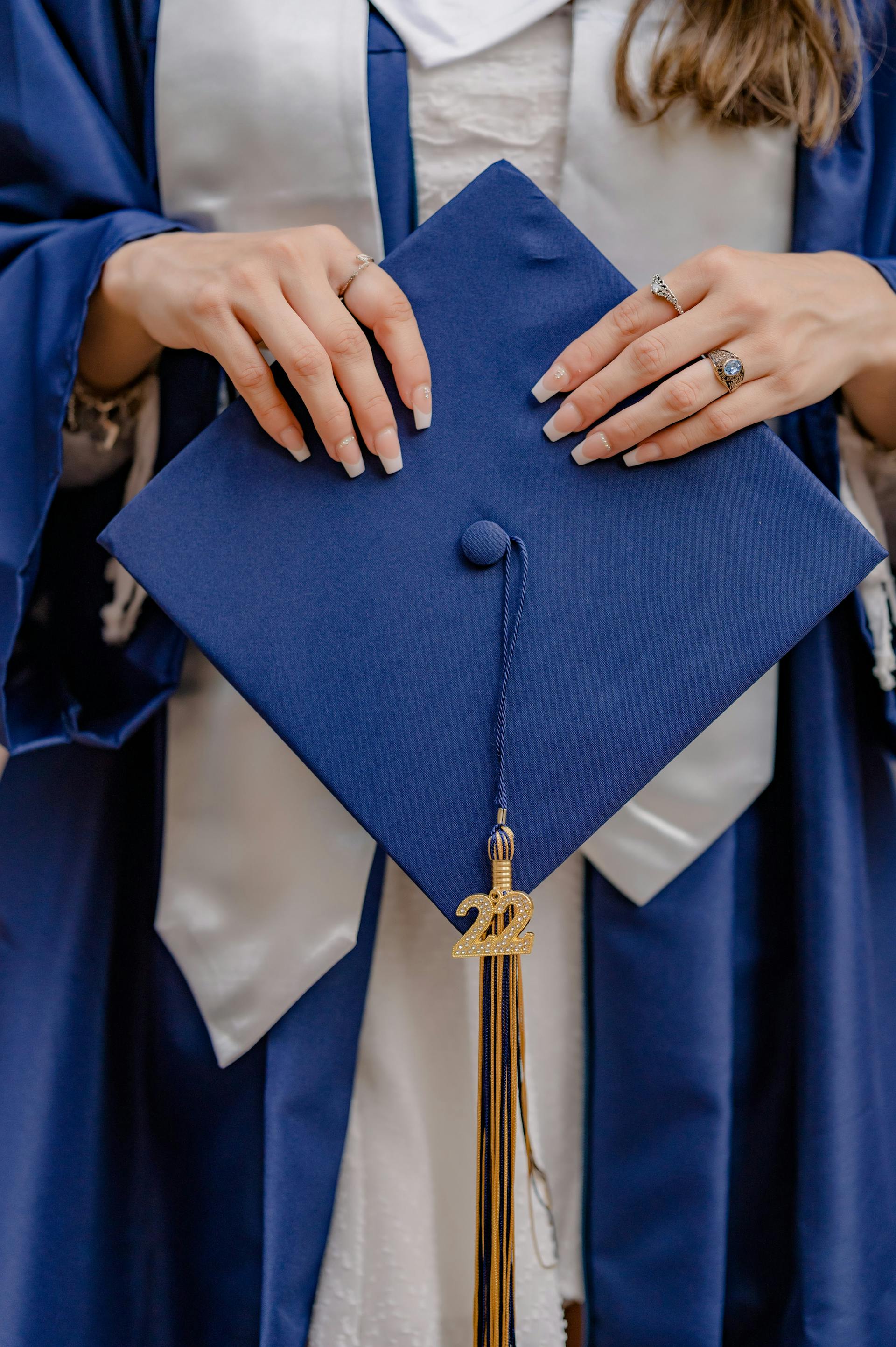 Une femme tenant son chapeau de fin d'études | Source : Pexels