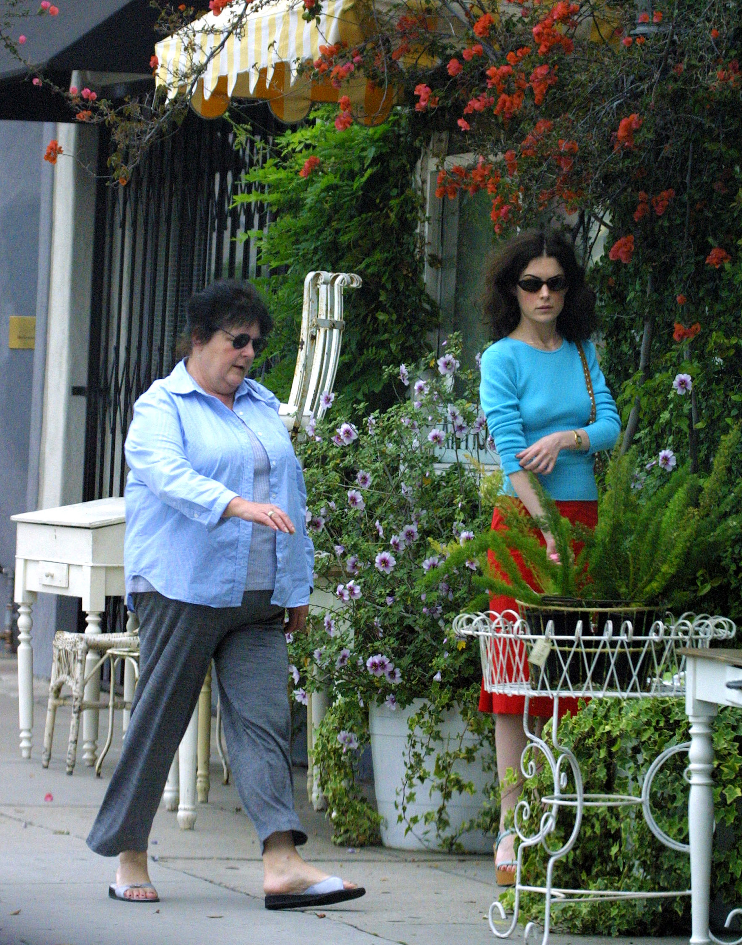 Sally et Lara Flynn Boyle surt été aperçues en train de se promener à Los Angeles | Source : Getty Images