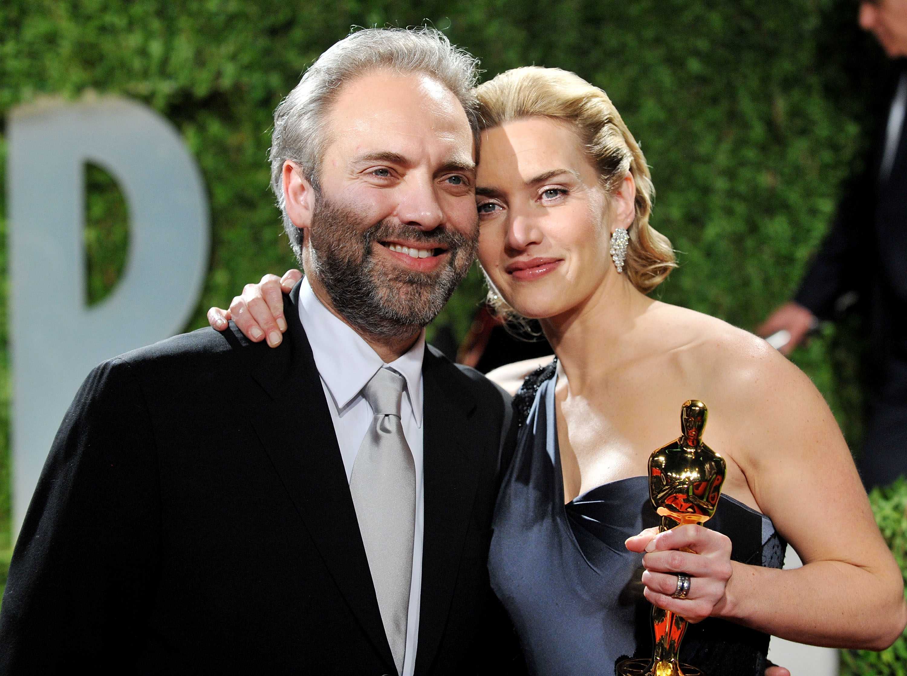 Sam Mendes et l'actrice Kate Winslet à la soirée des Oscars 2009 de Vanity Fair, le 22 février 2009, à West Hollywood, en Californie. | Source : Getty Images