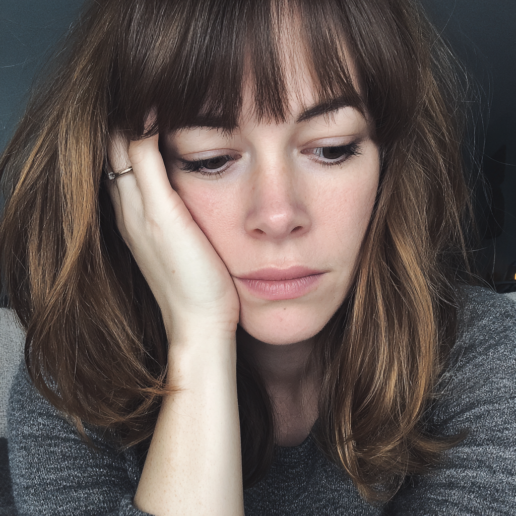 Gros plan sur une femme épuisée | Source : Midjourney