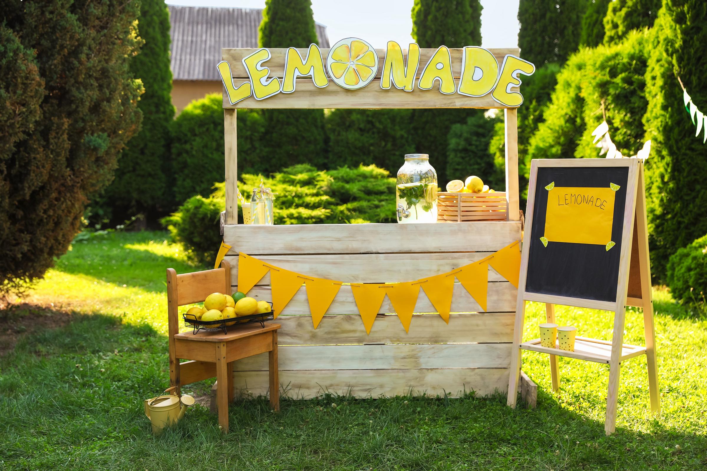 Un stand de limonade placé dans un jardin | Source : Shutterstock