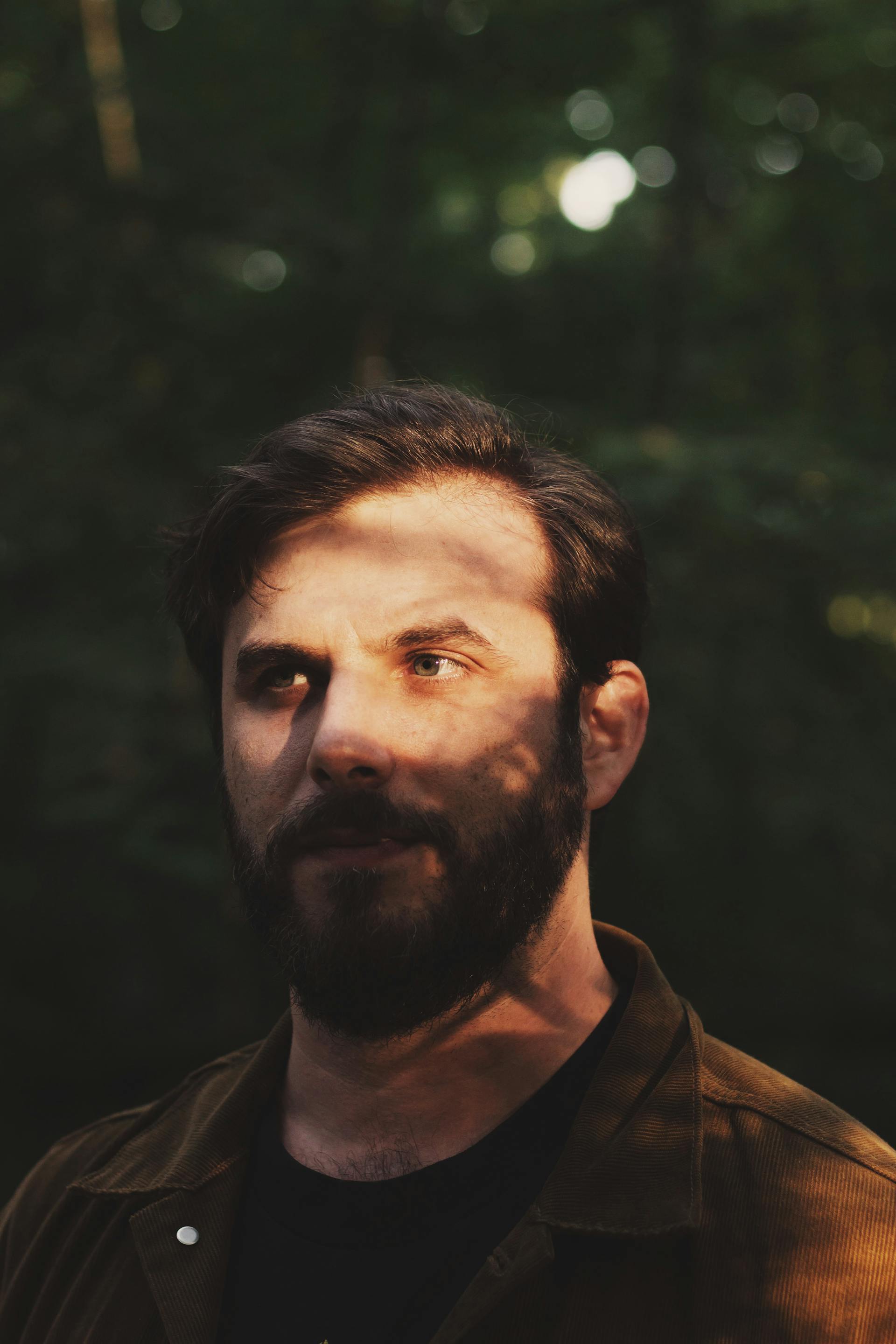 Un homme à l'air sévère | Source : Pexels