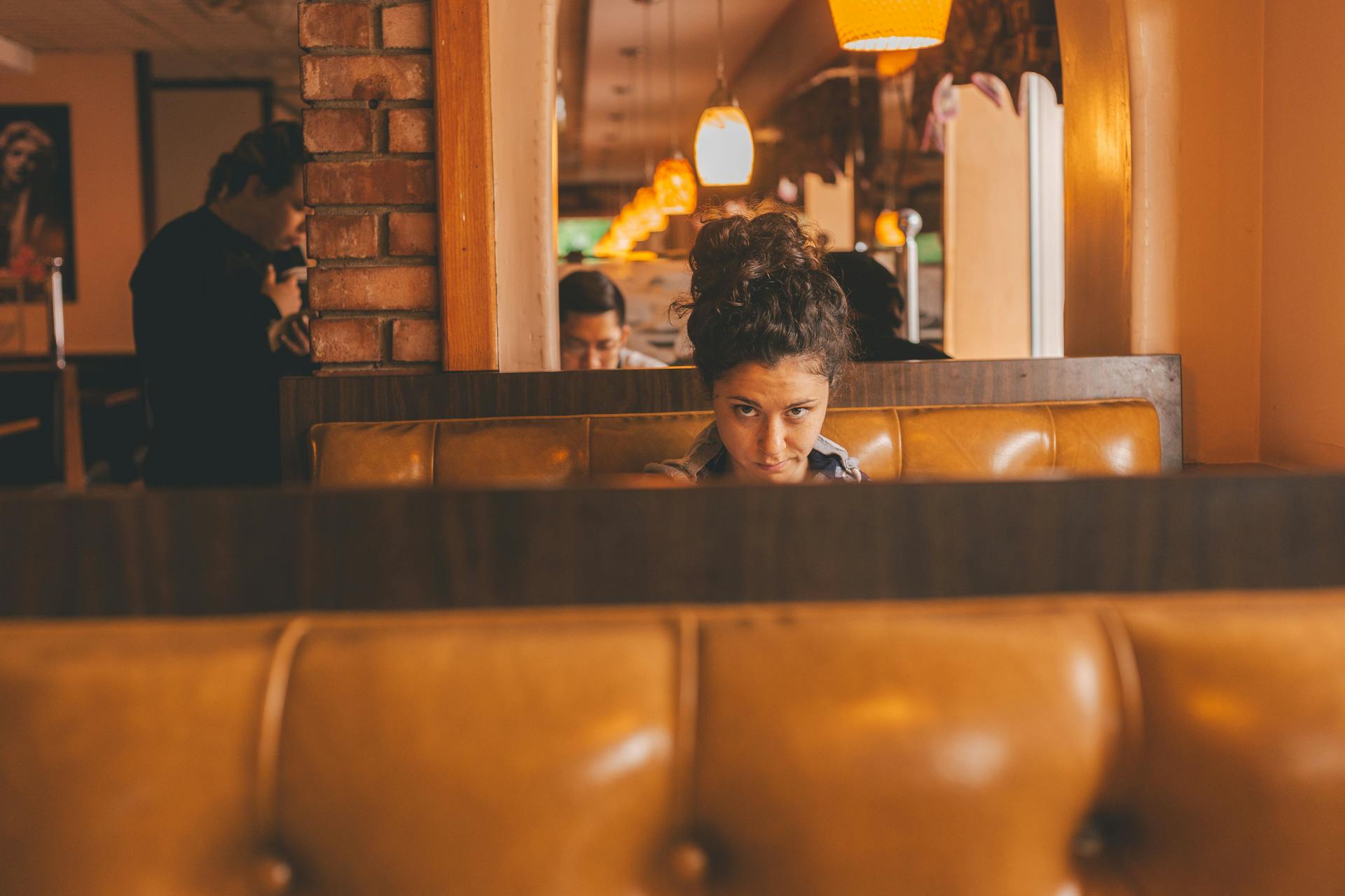 Une femme dans un restaurant | Source : Pexels