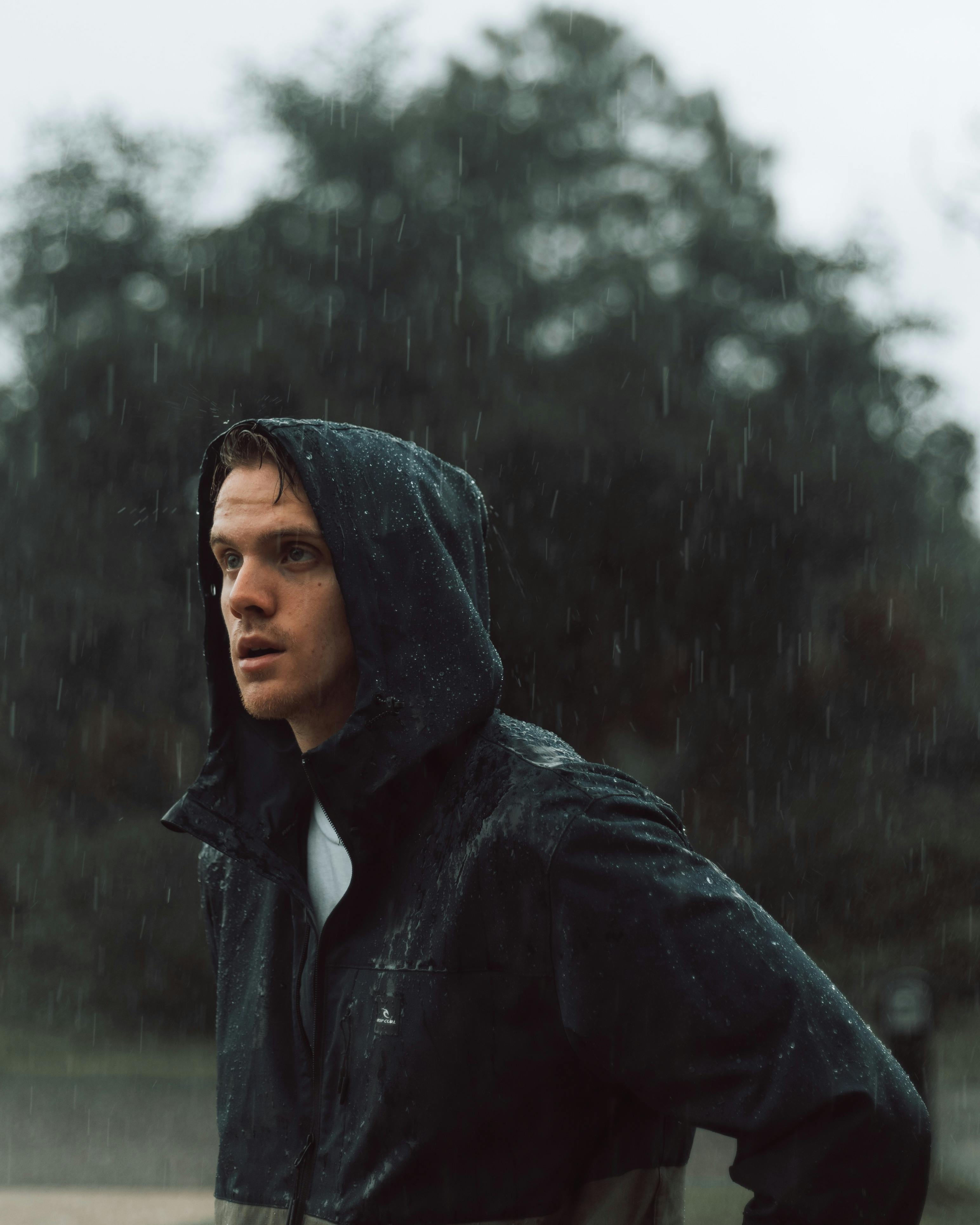 Un homme debout sous la pluie | Source : Pexels