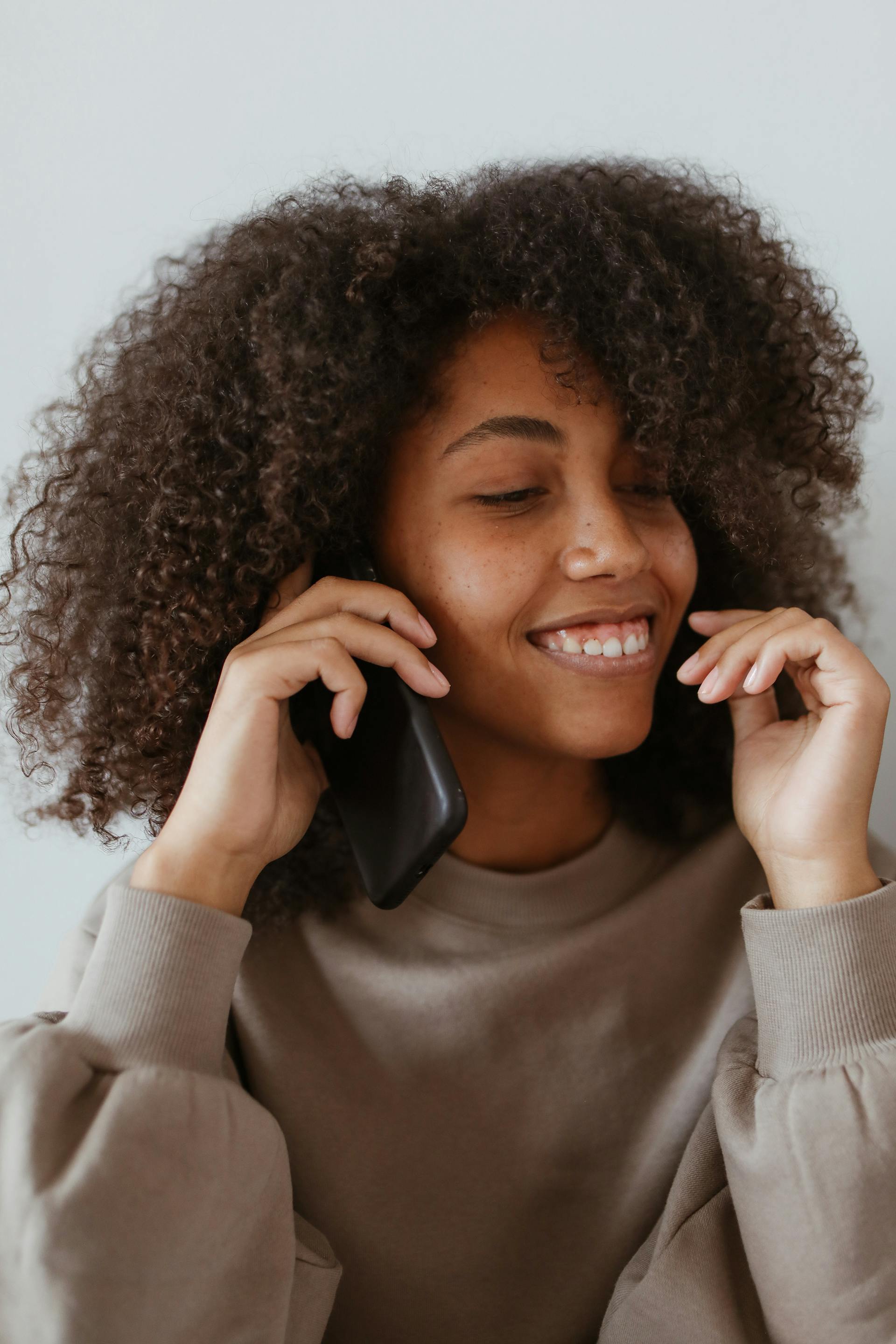 Une femme heureuse sur un appel | Source : Pexels