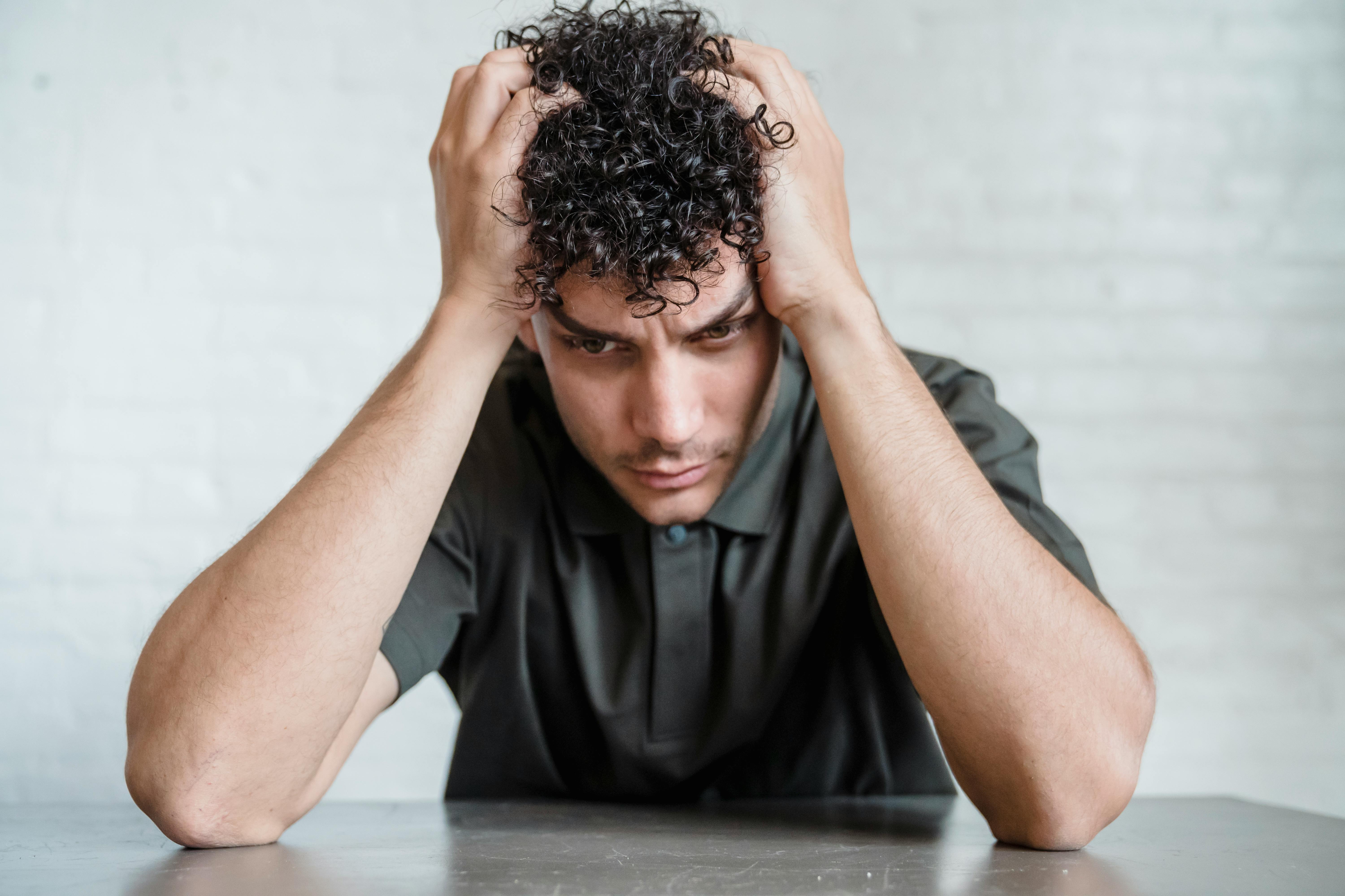 Un homme stressé | Source : Pexels