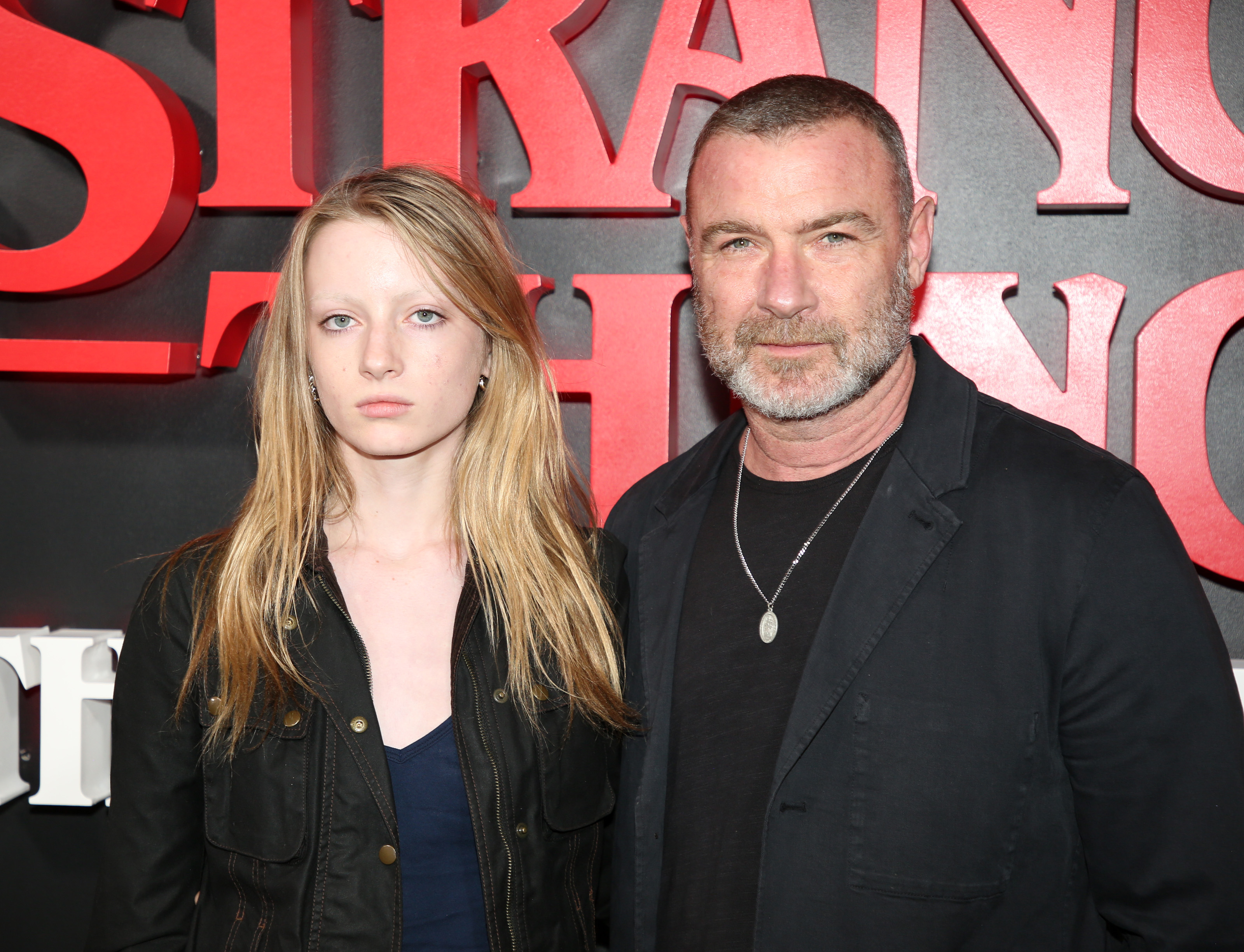 Kai et Liev Schreiber posent lors de la première de la nouvelle pièce « Stranger Things : The First Shadow » à Broadway, le 22 avril 2025 | Source : Getty Images