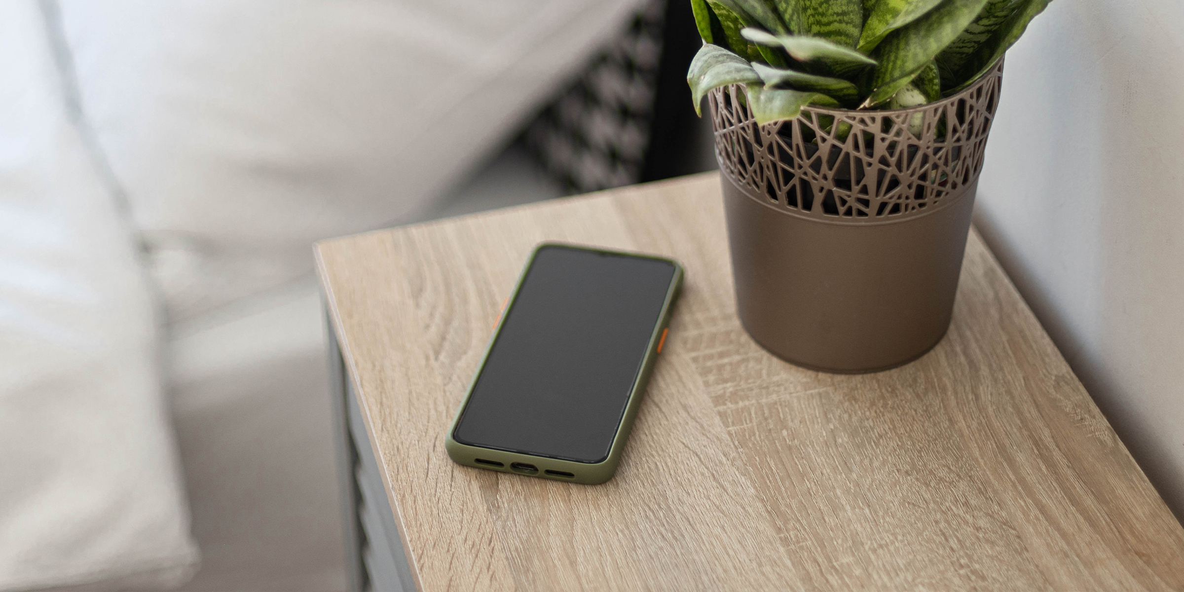 Un téléphone sur la table | Source : Shutterstock