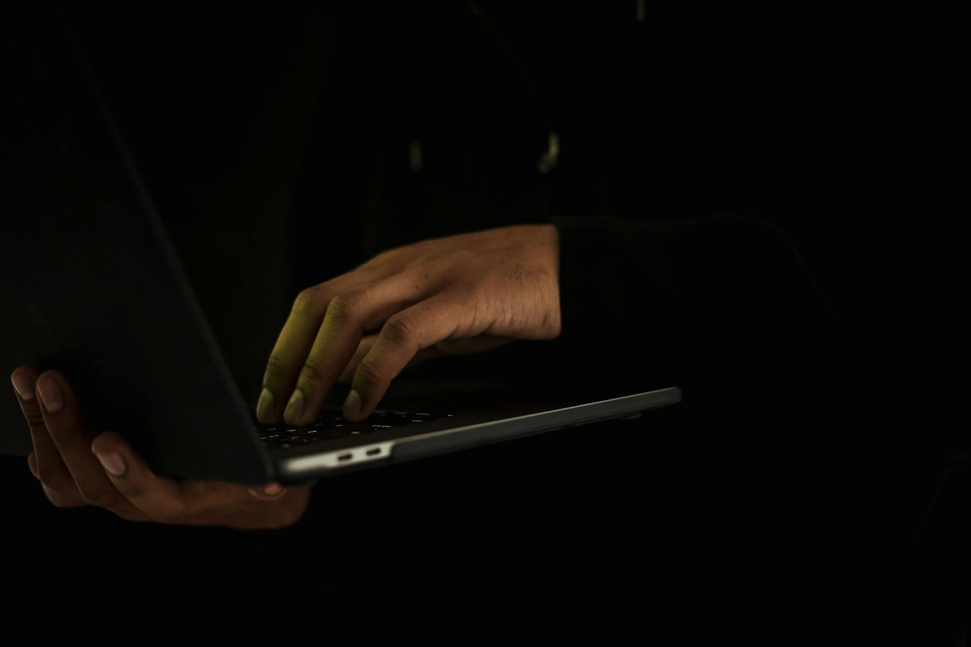 Un homme utilisant son ordinateur portable | Source : Pexels