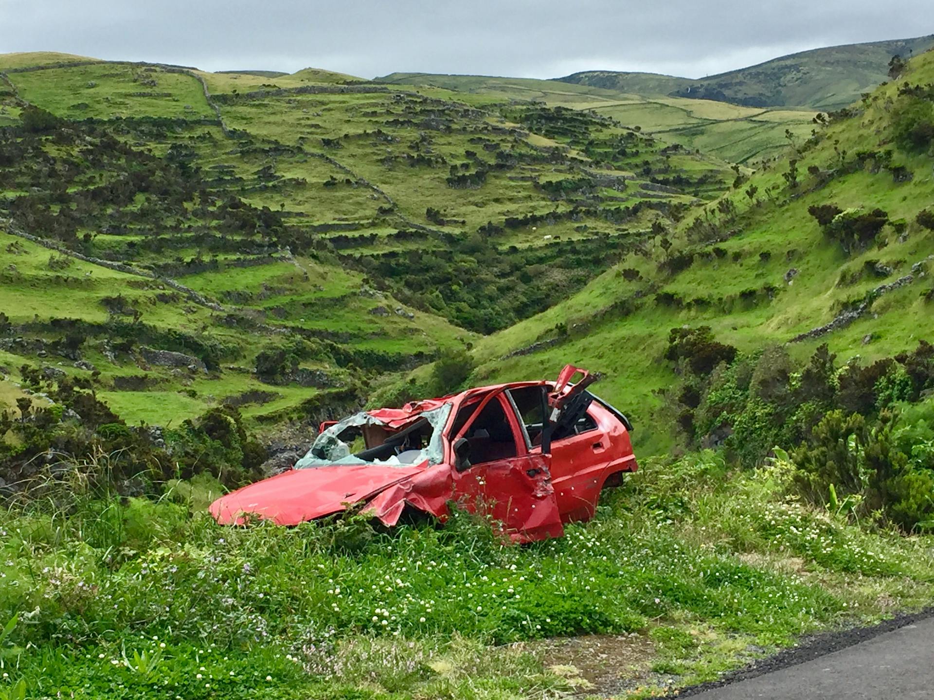 Une voiture accidentée sur le bord de la route | Source : Pexels