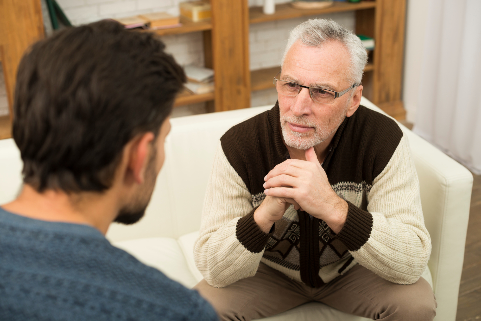 Deux hommes en train de discuter | Source : Freepik