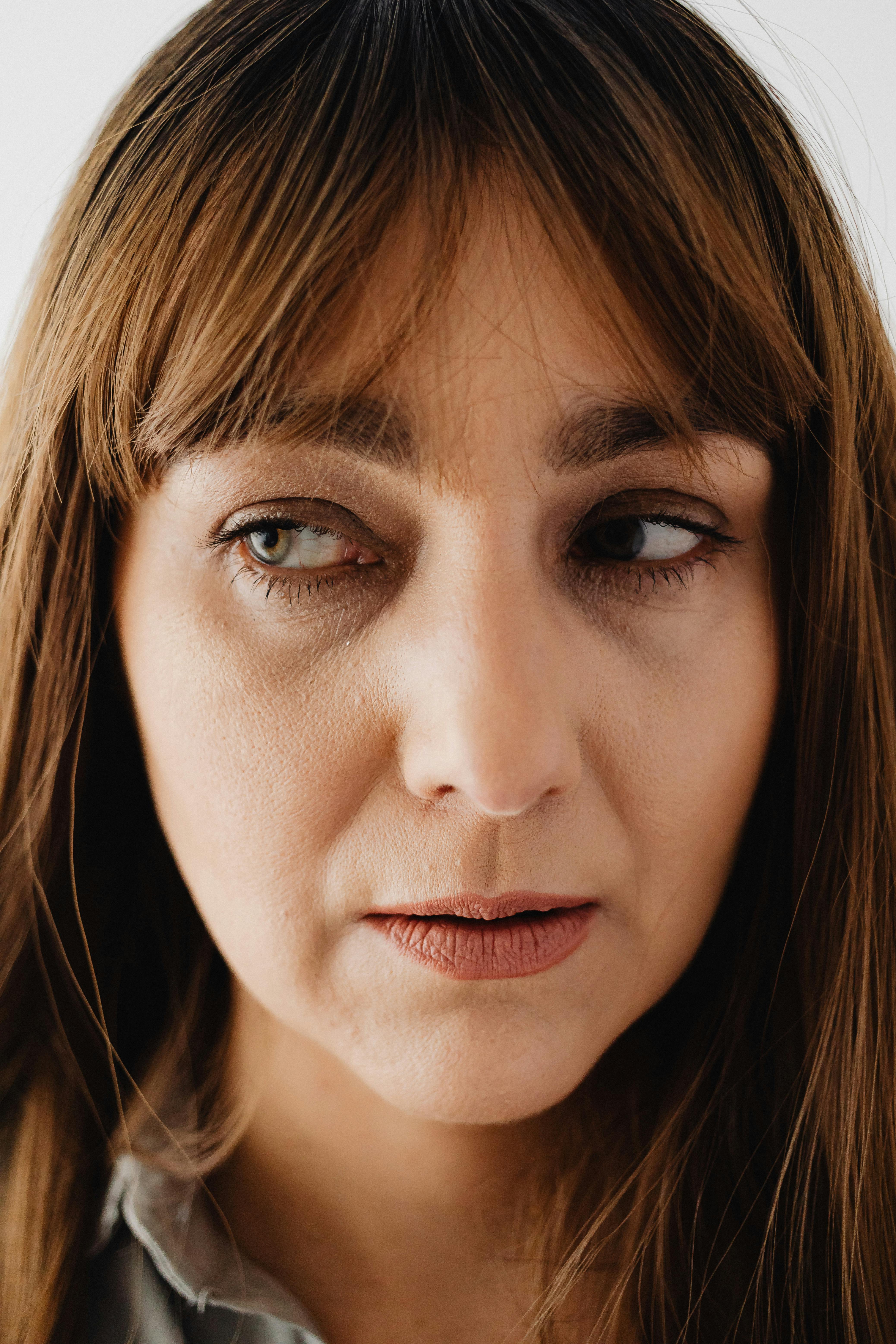 Une femme malheureuse qui regarde sur le côté | Source : Pexels