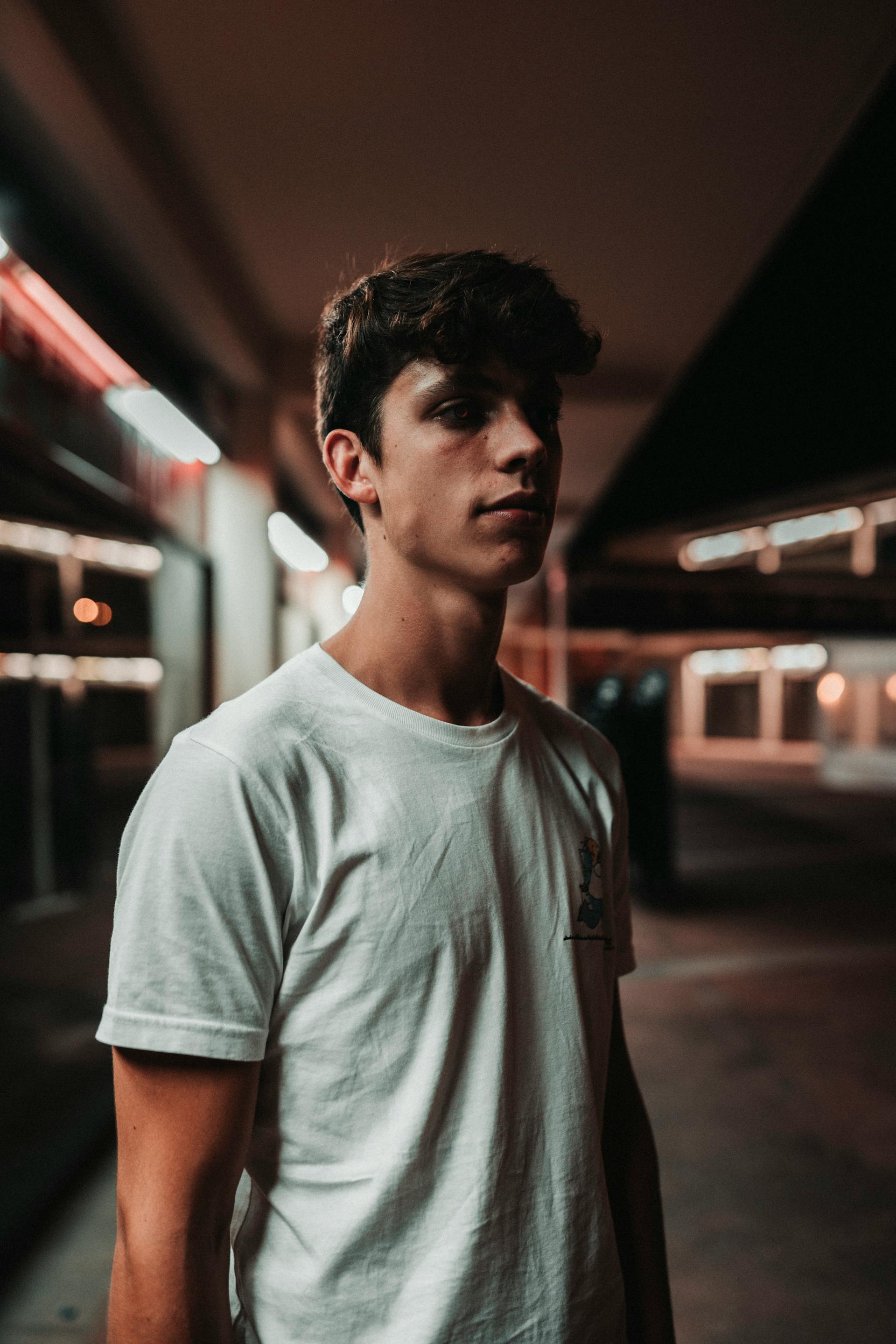 Un jeune homme debout dans un parking | Source : Pexels