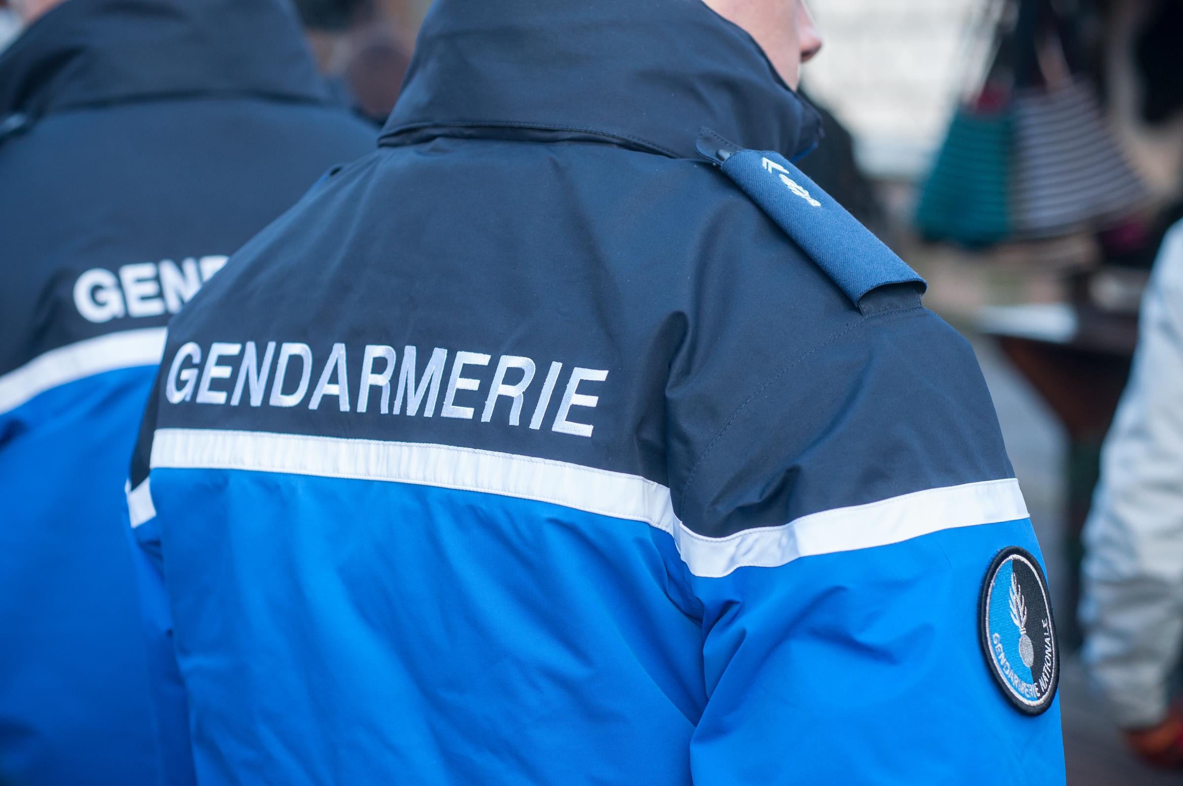 Riquewhir — France — 16 décembre 2017 — des gendarmes français patrouillent sur le marché de Noël I Source : Getty Images