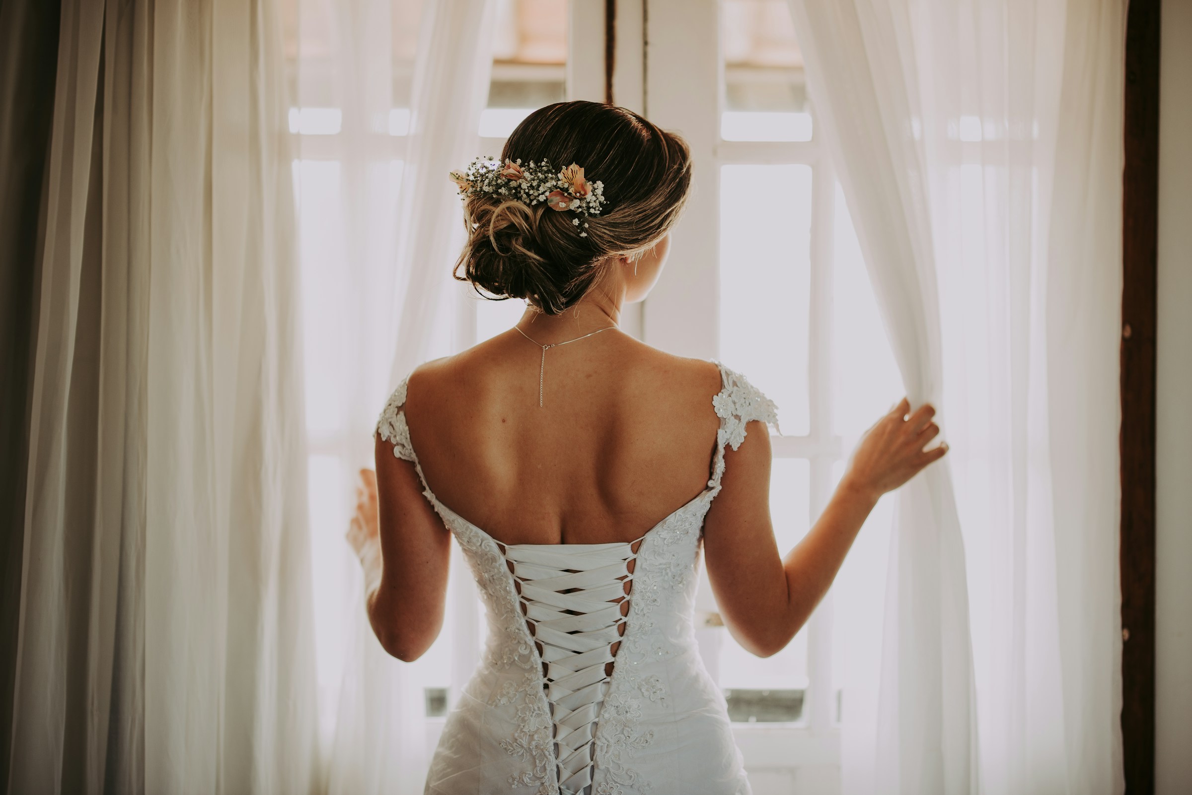 Une mariée qui regarde par la fenêtre | Source : Unsplash