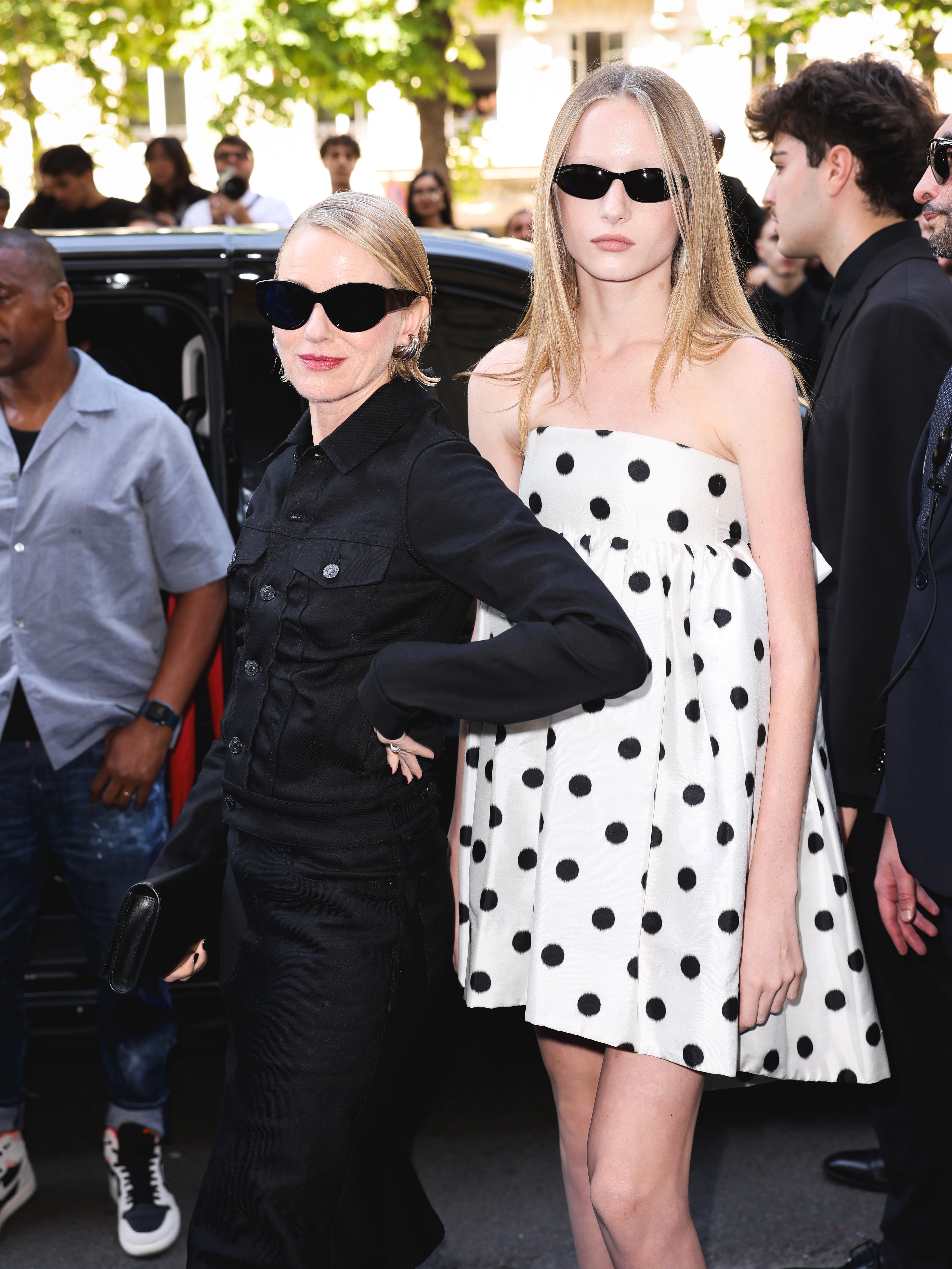 Naomi Watts et Kai Schreiber lors du défilé Balenciaga Haute Couture Automne/Hiver 2025/2026 dans le cadre de la Fashion Week de Paris, le 9 juillet 2025, en France. | Source : Getty Images