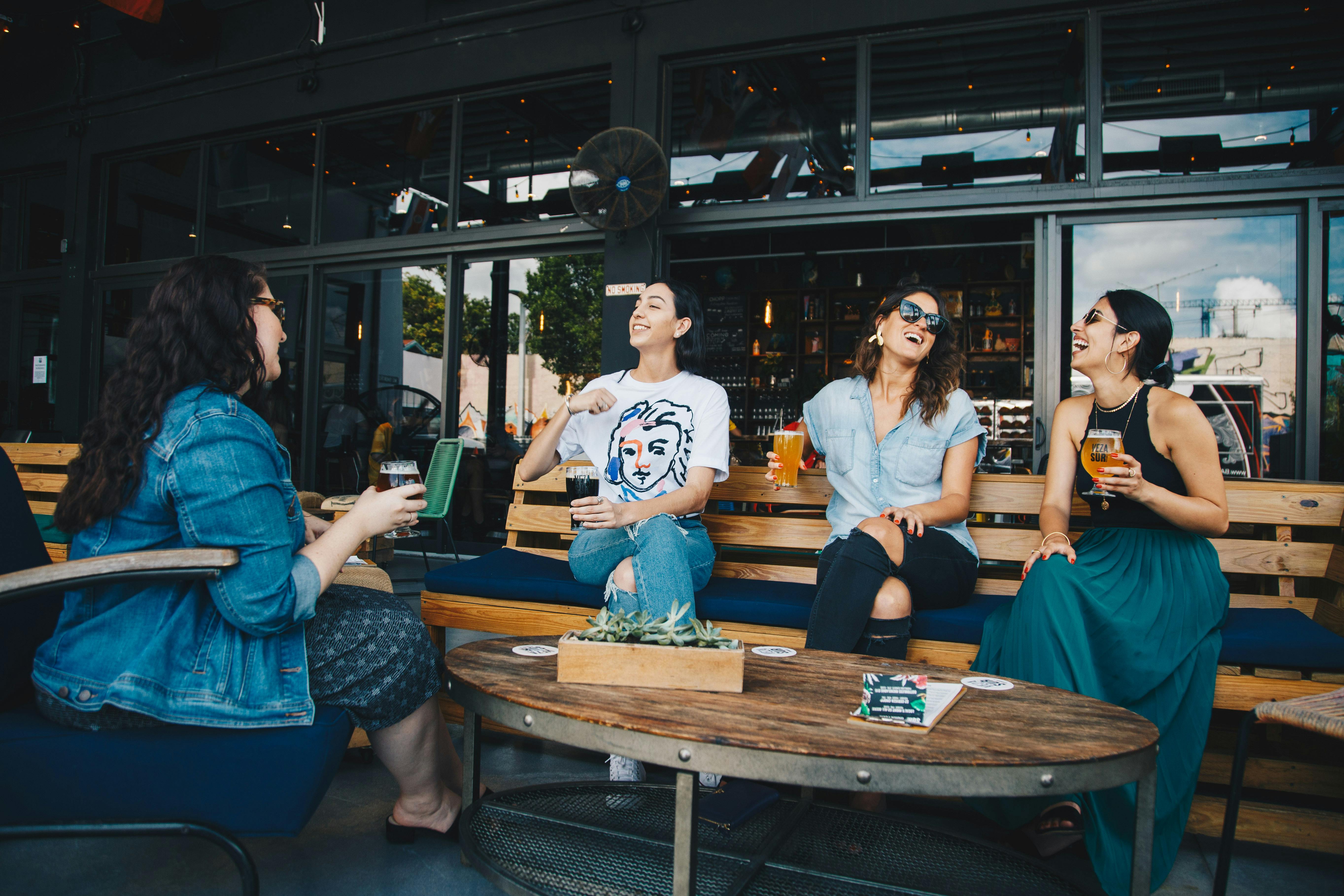 Des clientes heureuses dans un restaurant | Source : Pexels