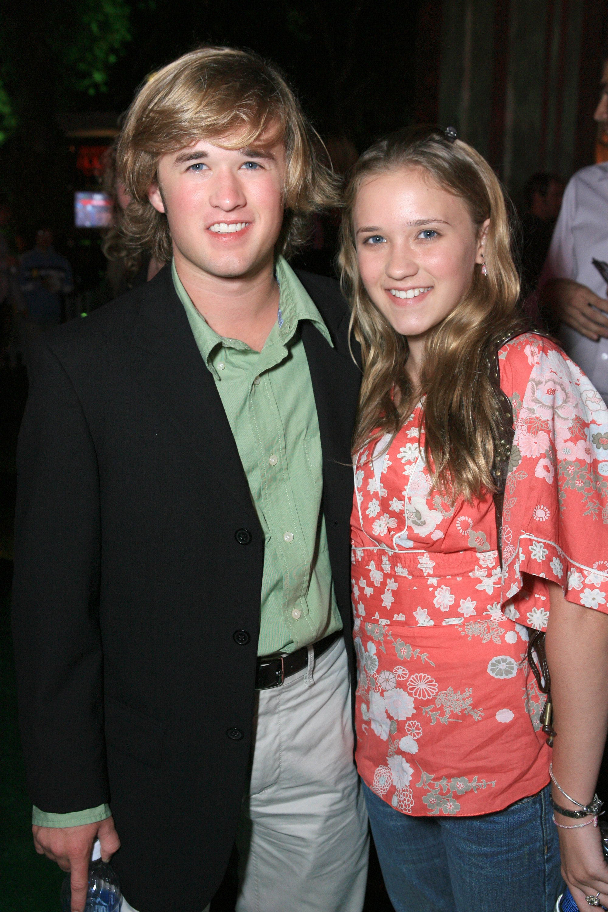 Haley et Emily Osment à la fête donnée après la première du film “Monster House”, à Westwood, en Californie, en 2006. | Source : Getty Images