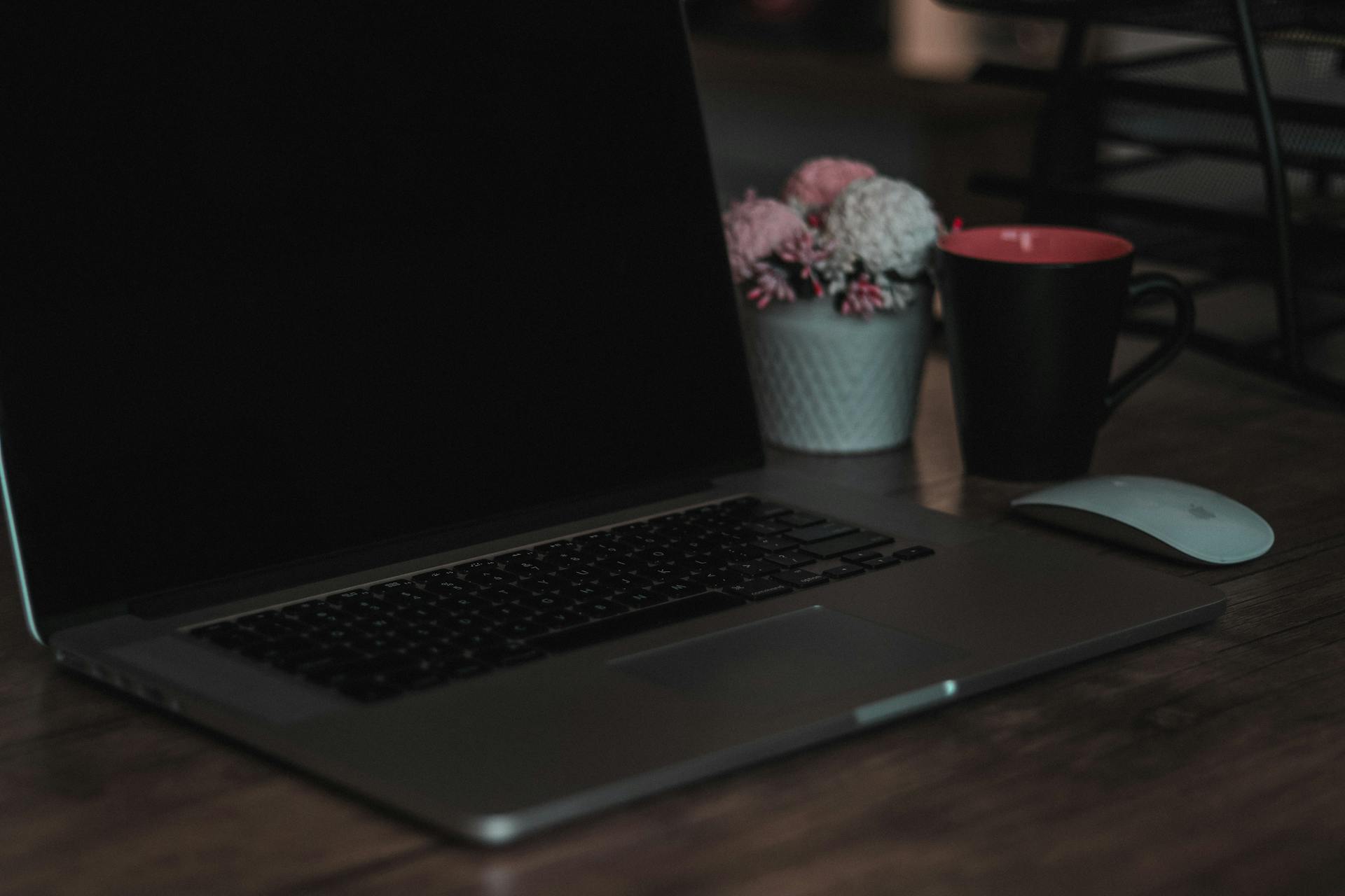 Un ordinateur portable sur une table | Source : Pexels