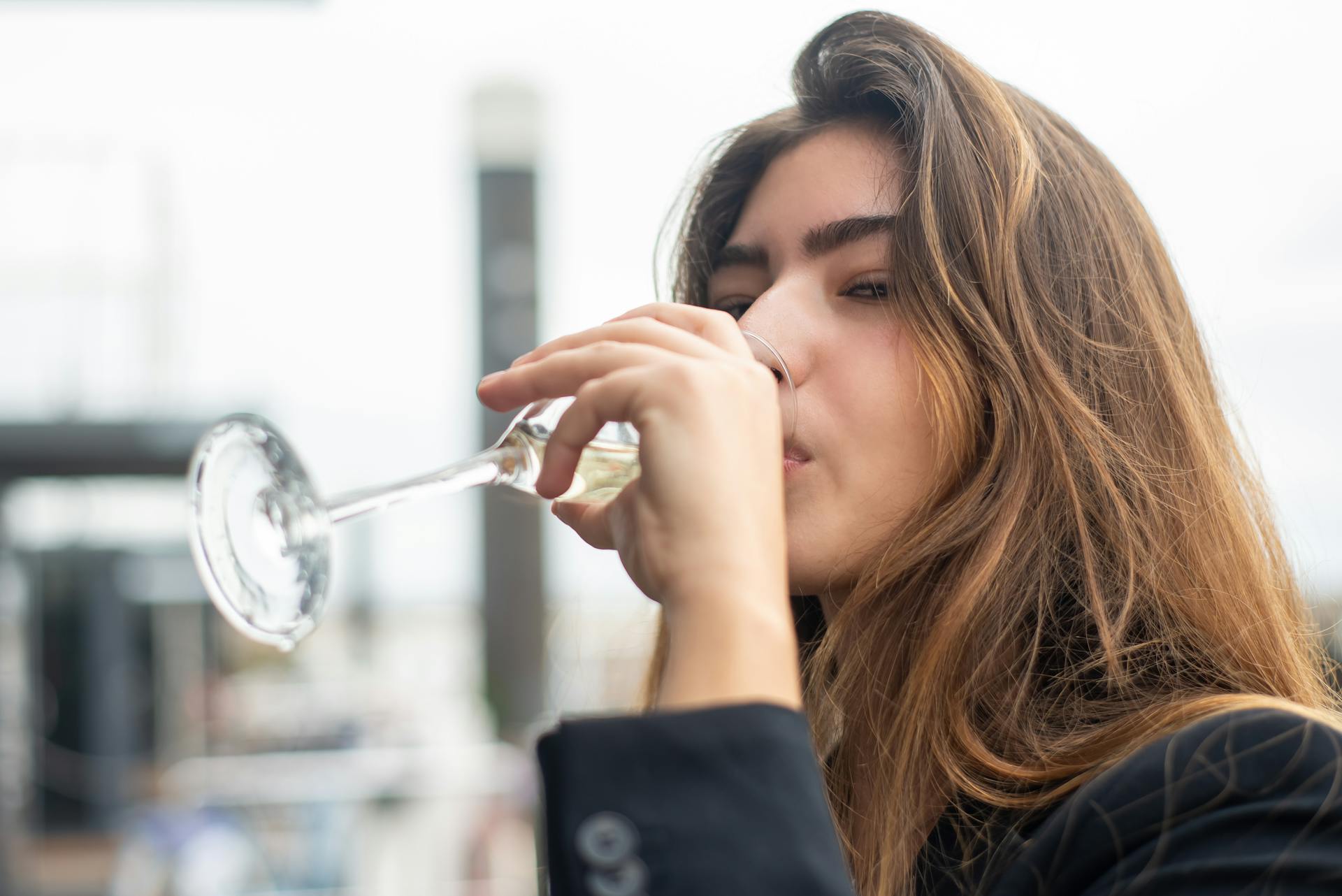 Une femme buvant un verre de vin | Source : Pexels