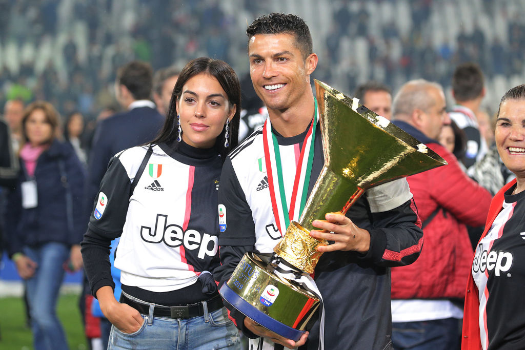Cristiano Ronaldo (n°7) de la Juventus FC et Georgina Rodriguez célèbrent leur victoire en remportant le championnat de Serie A à l'issue du match entre la Juventus FC et l'Atalanta BC au stade Allianz, le 19 mai 2019 à Turin, en Italie. | Source : Getty Images