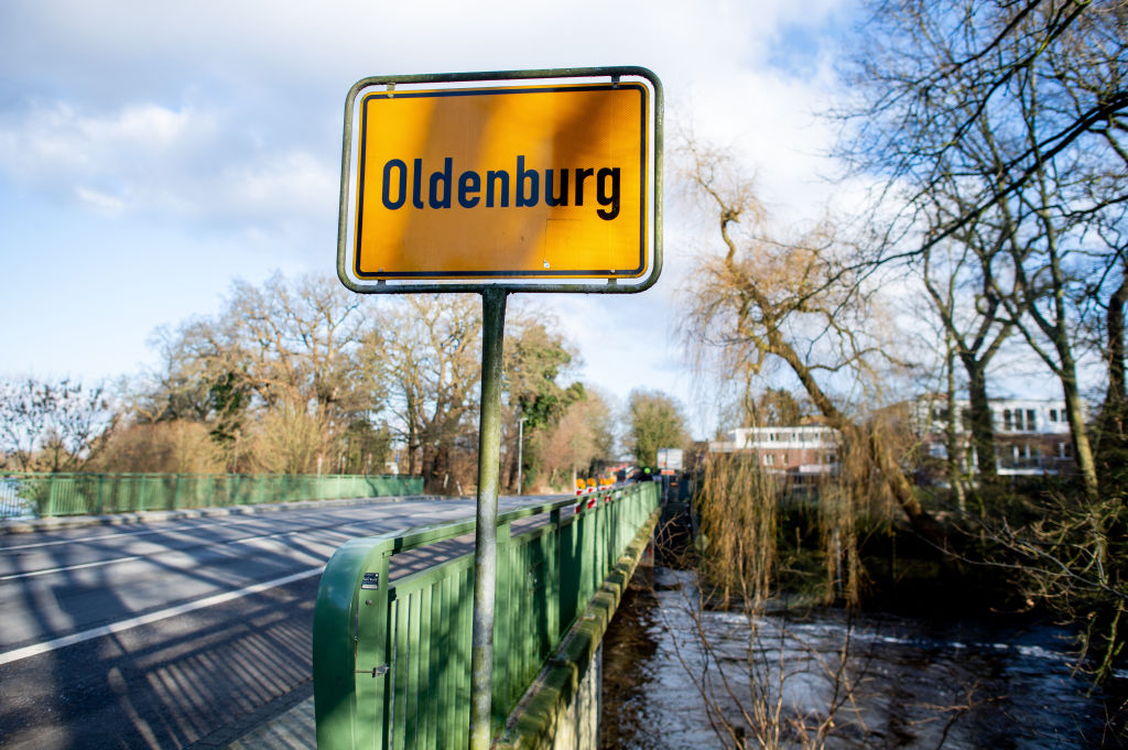 Un panneau indiquant la ville d'Oldenbourg se trouve à l'entrée du canal d'Osternburg, dans le quartier de Kreyenbrück I Source : Getty Images