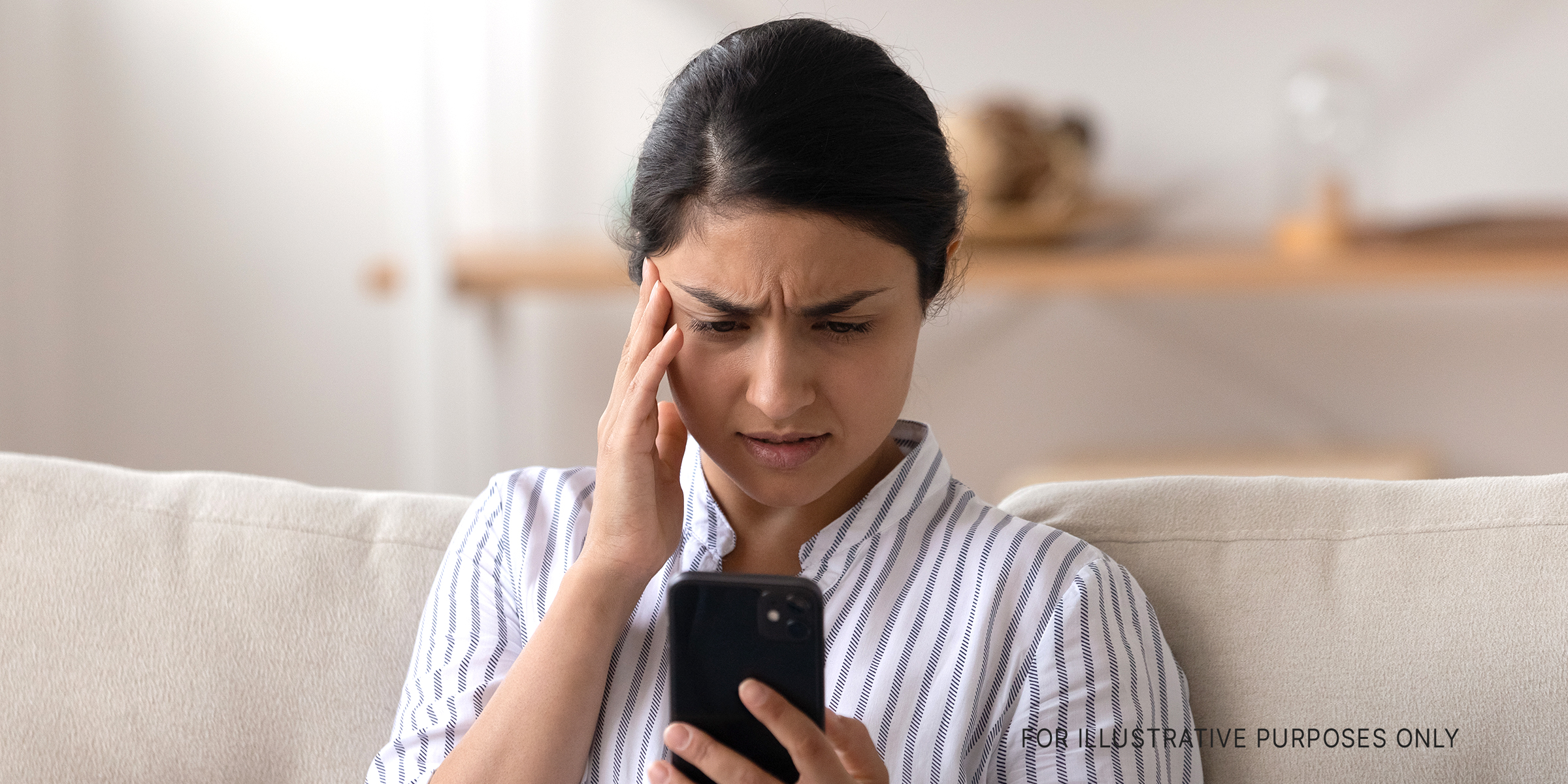 Une femme qui consulte son téléphone | Source : Shutterstock