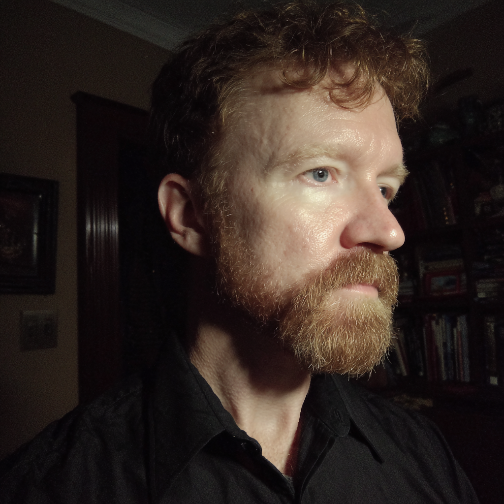 Un homme portant une chemise de cérémonie noire | Source : Midjourney