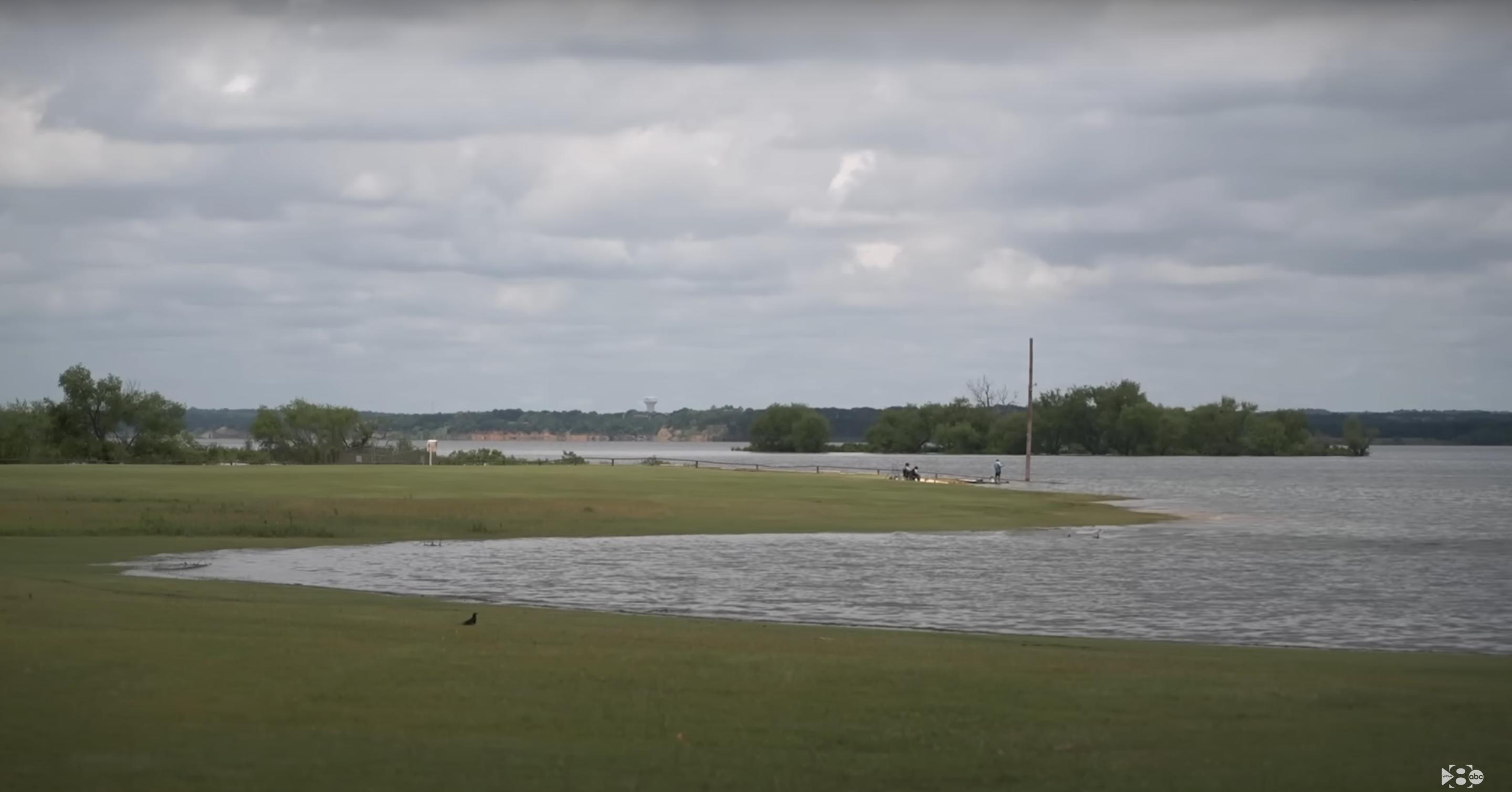 Le lac Grapevine, où Ava Moore, 18 ans, a été mortellement heurtée par un jet ski alors qu'elle faisait du kayak le 25 mai 2025 | Source : YouTube/WFAA8