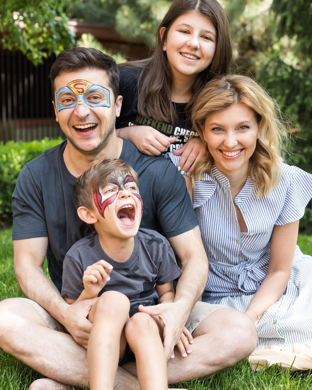 Volodymyr Zelenskyy avec Olena Zelenska et leurs enfants, Oleksandra et Kyrylo, extrait d'un post daté du 1er juin 2019 | Source : Instagram/olenazelenska_official/