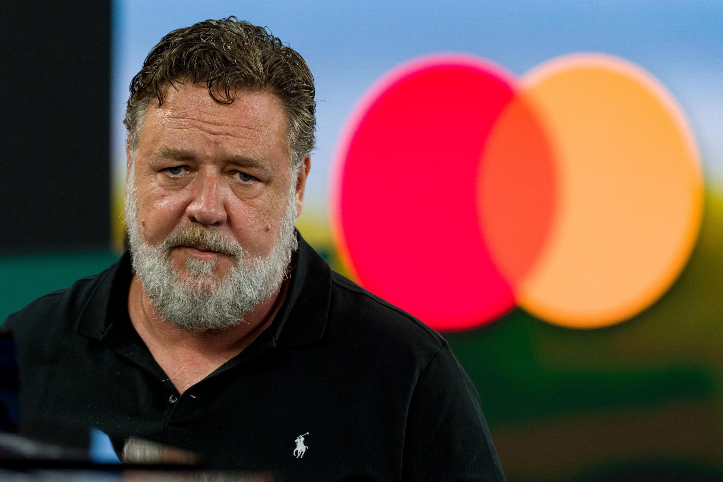 Russell Crowe photographié au bord du court lors de la finale du simple dames, le 13e jour de l'Open d'Australie 2023, le 28 janvier à Melbourne. Avec une épaisse barbe blanche et vêtu d'un polo noir, l'acteur de « Gladiator » semblait sérieux et plongé dans ses pensées tandis qu'il regardait le match.
