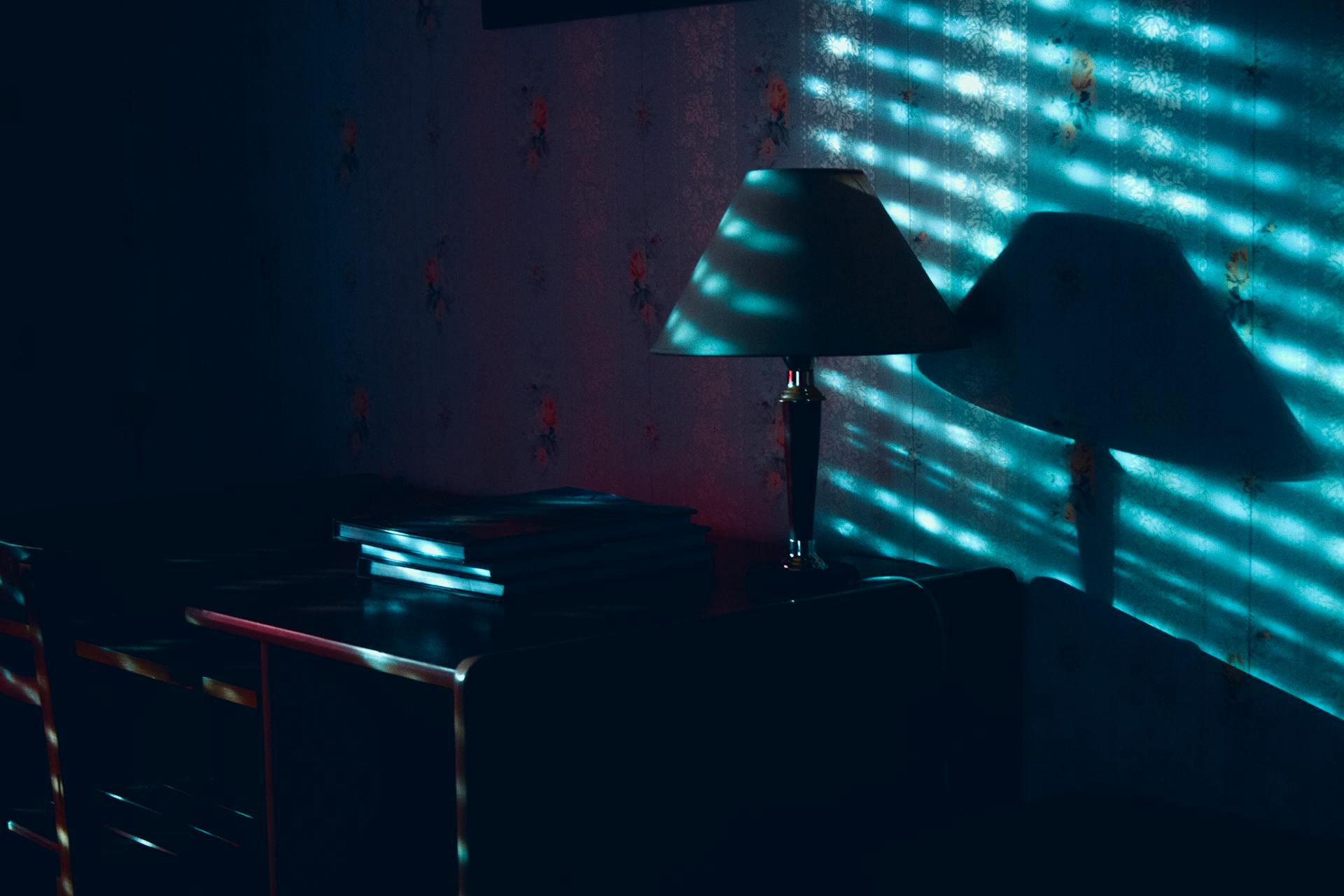 Ombres entourant une table de nuit dans une chambre à coucher sombre | Source : Pexels