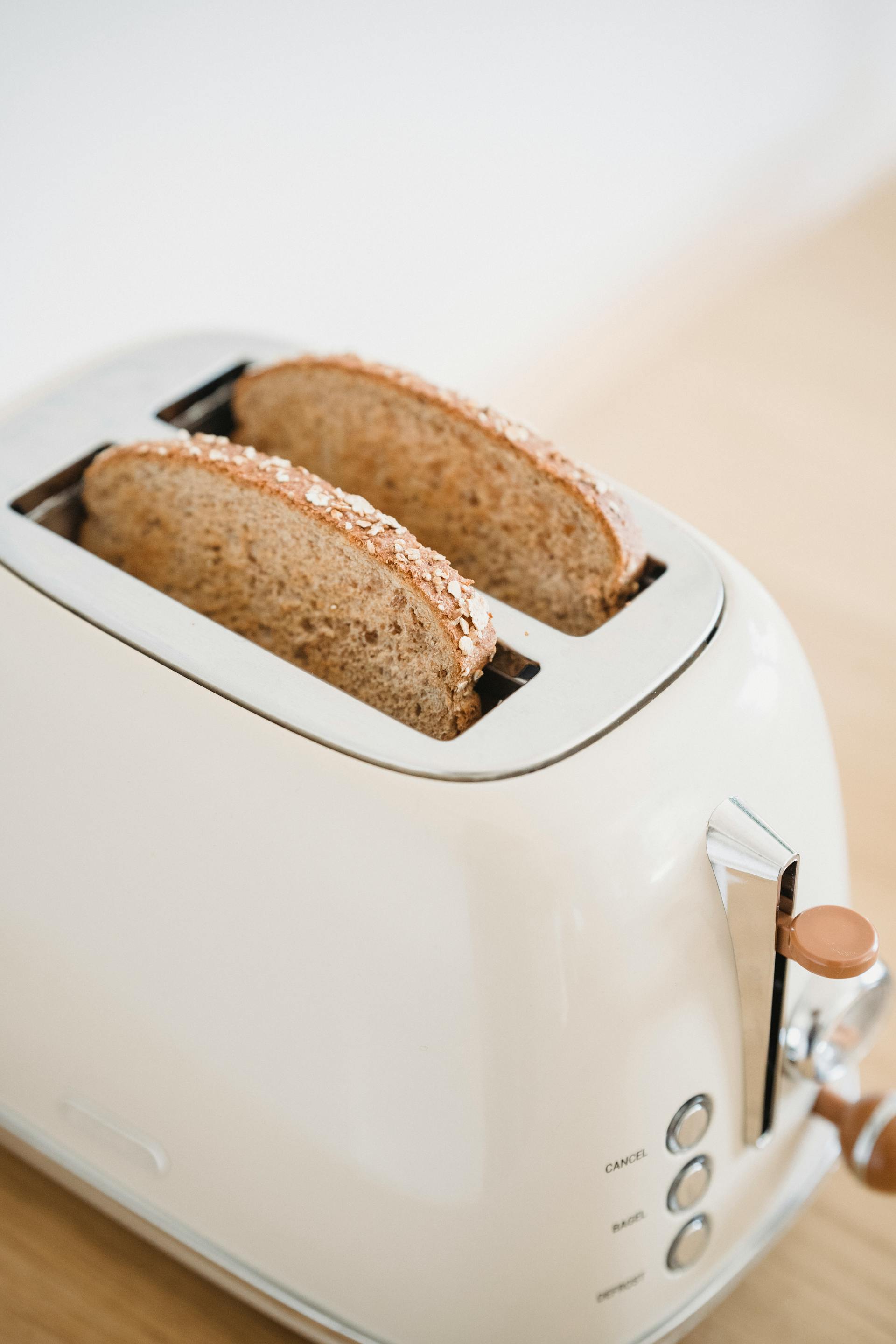Gros plan sur des tranches de pain dans un grille-pain | Source : Pexels