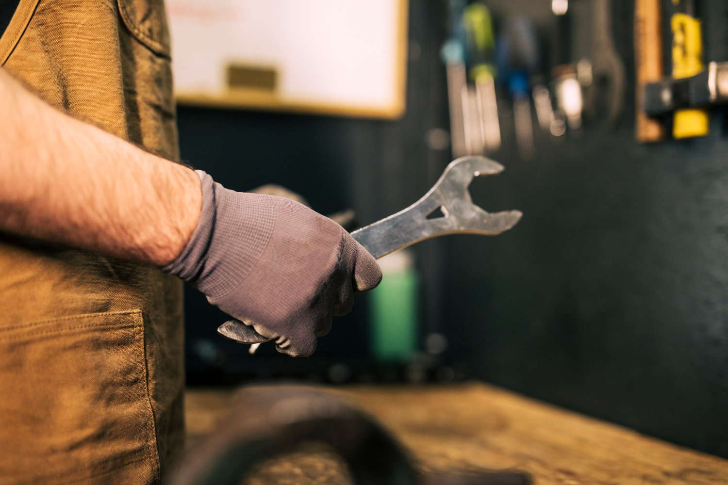 Un homme tenant une clé à molette | Source : Freepik