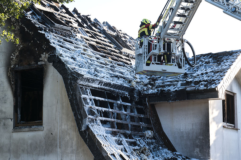 Pinneberg : Après un incendie dans un immeuble d'habitation, les pompiers interviennent avec une échelle pivotante. | Source : Getty Images