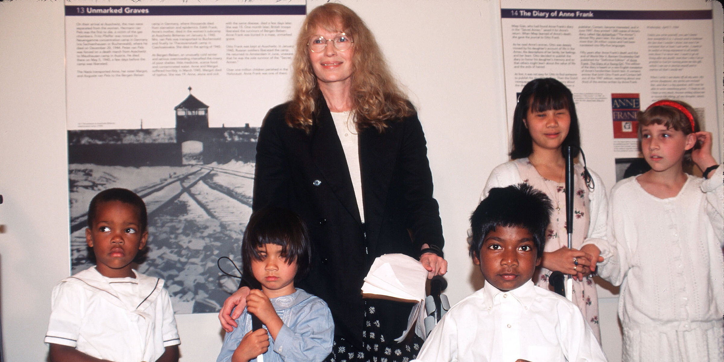 Mia Farrow avec certains de ses enfants | Source : Getty Images