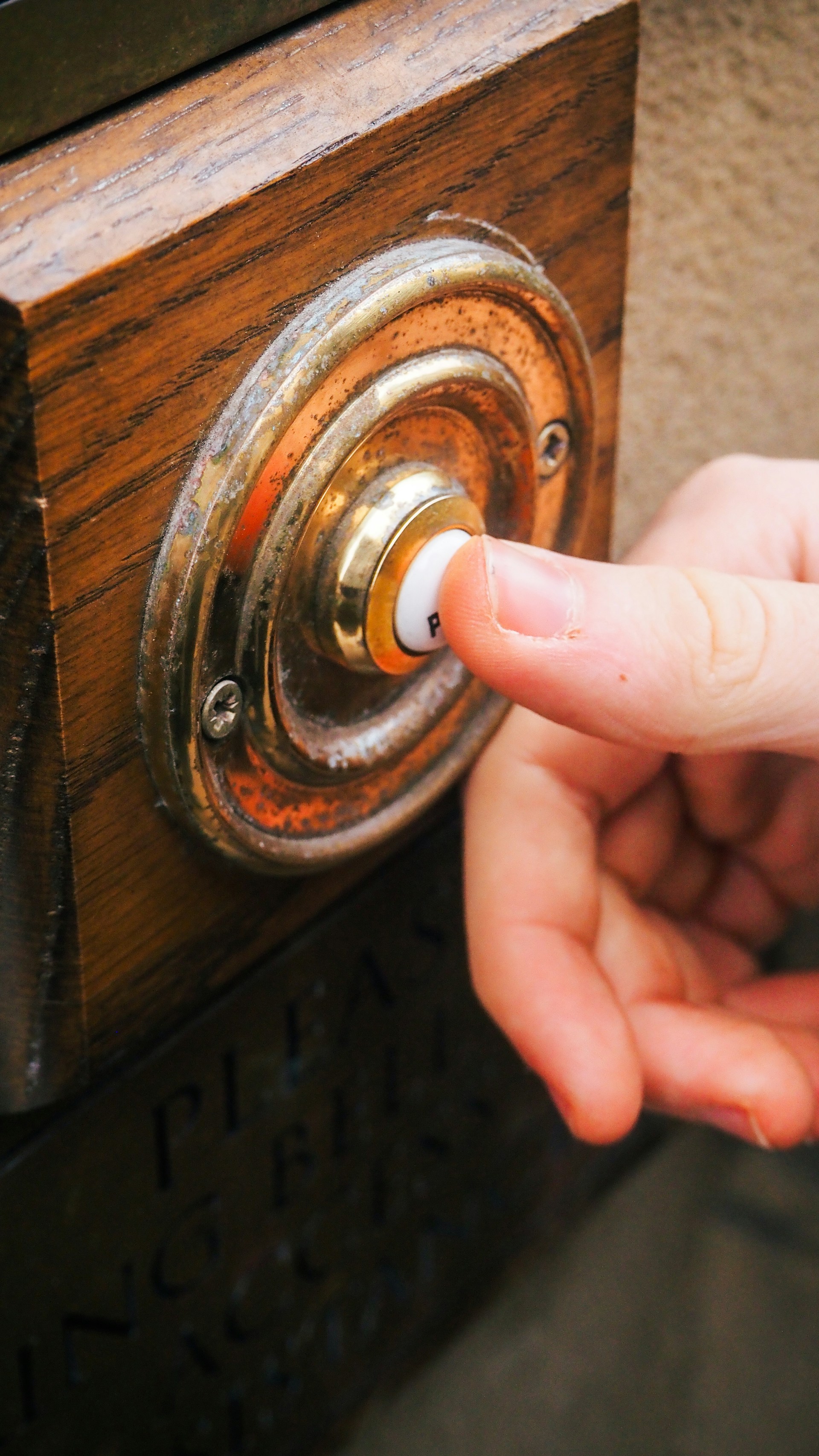 Une personne qui appuie sur la sonnette de la porte | Source : Unsplash