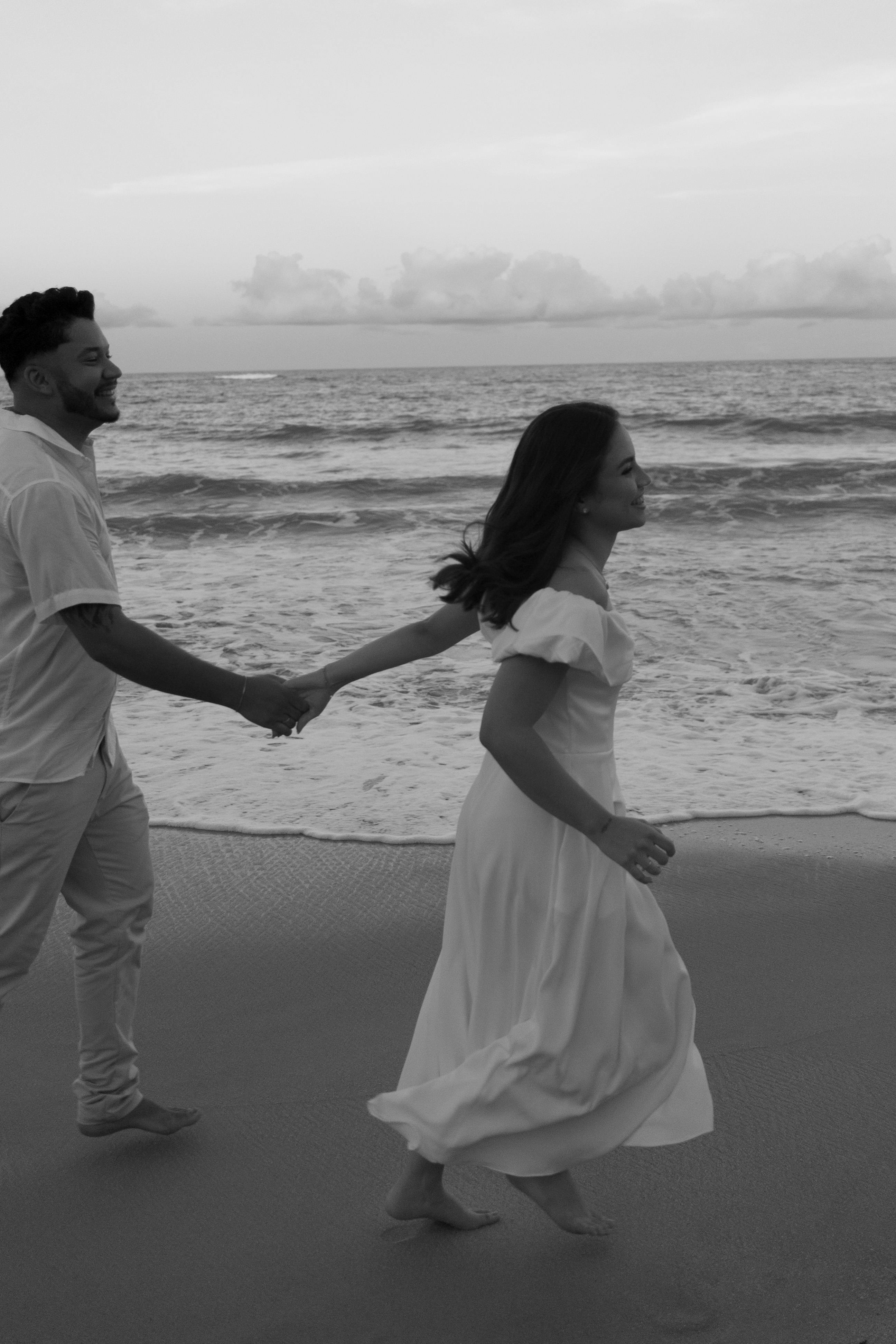 Un couple à la plage | Source : Pexels