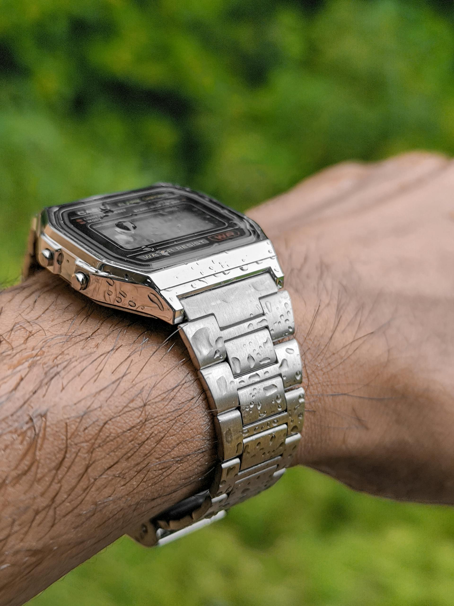 Une montre au poignet d'un homme | Source : Pexels