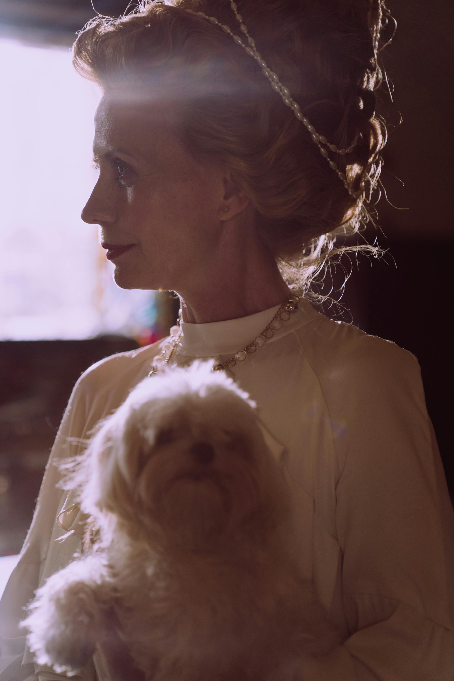Une femme âgée tenant un chien | Source : Pexels