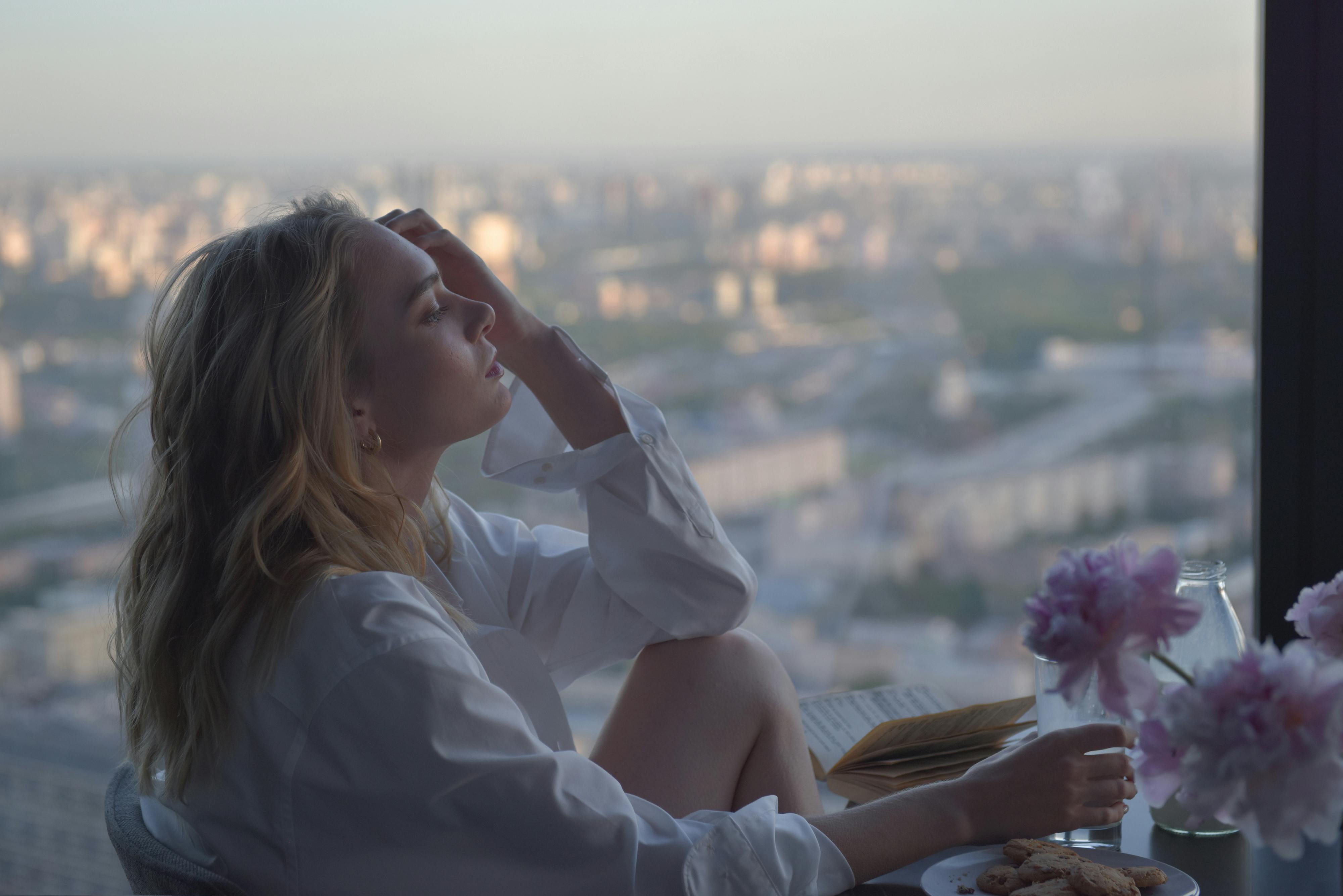 Une femme assise à une table | Source : Pexels
