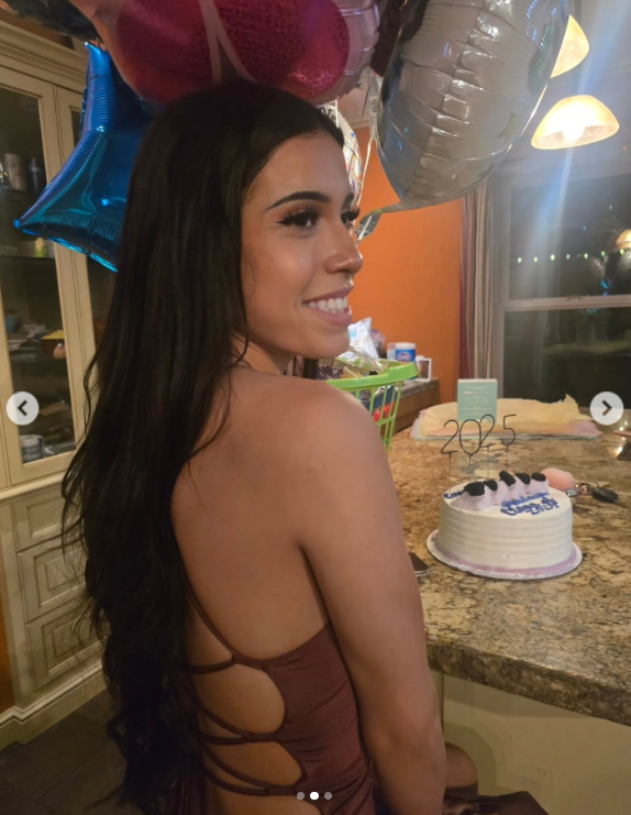 Marissa DiNapoli pose à côté d'un gâteau décoré de bougies formant le chiffre "2025" lors d'une fête, photo publiée le 1er juillet 2025 | Source : Instagram/moniice__