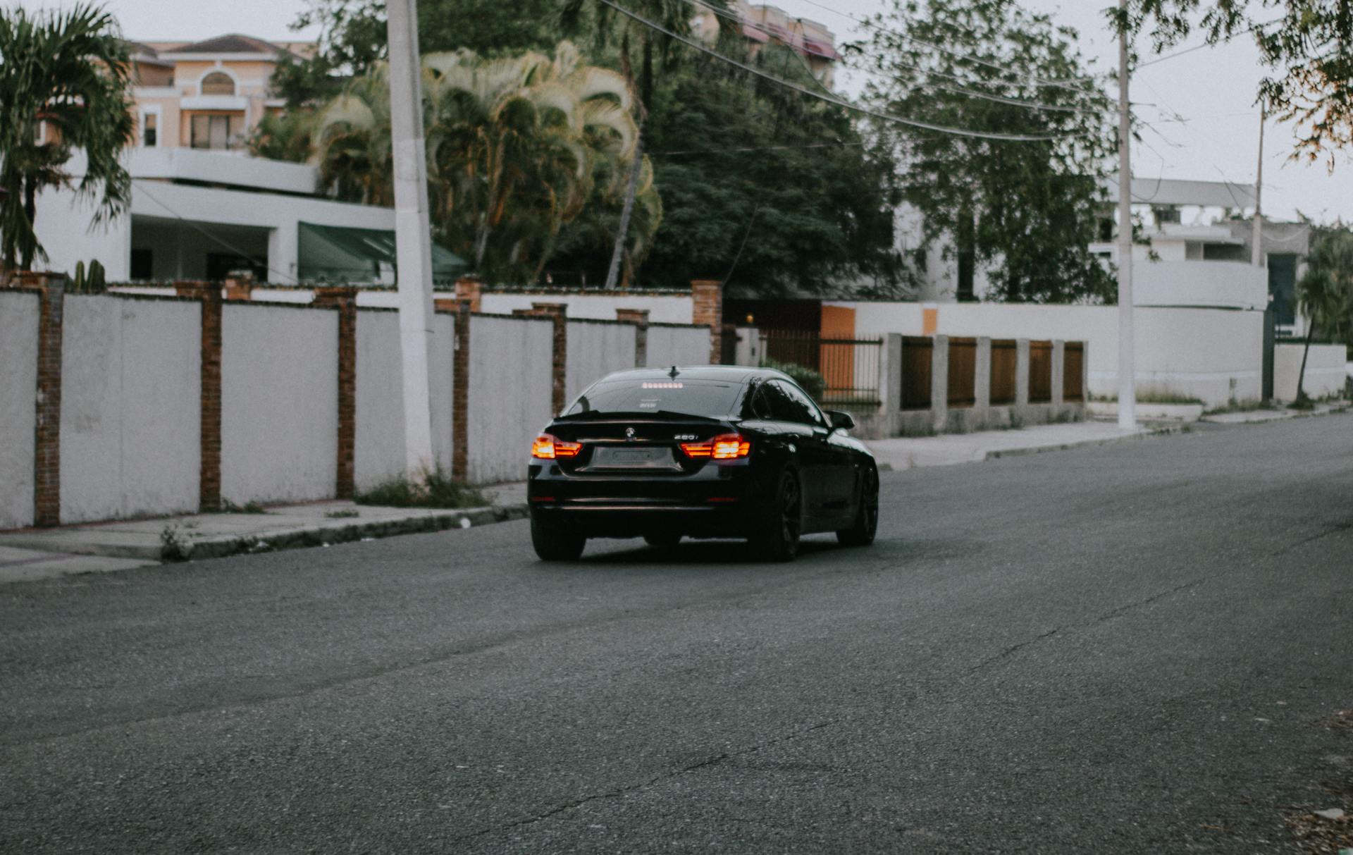 Une voiture en train de rouler | Source : Pexels