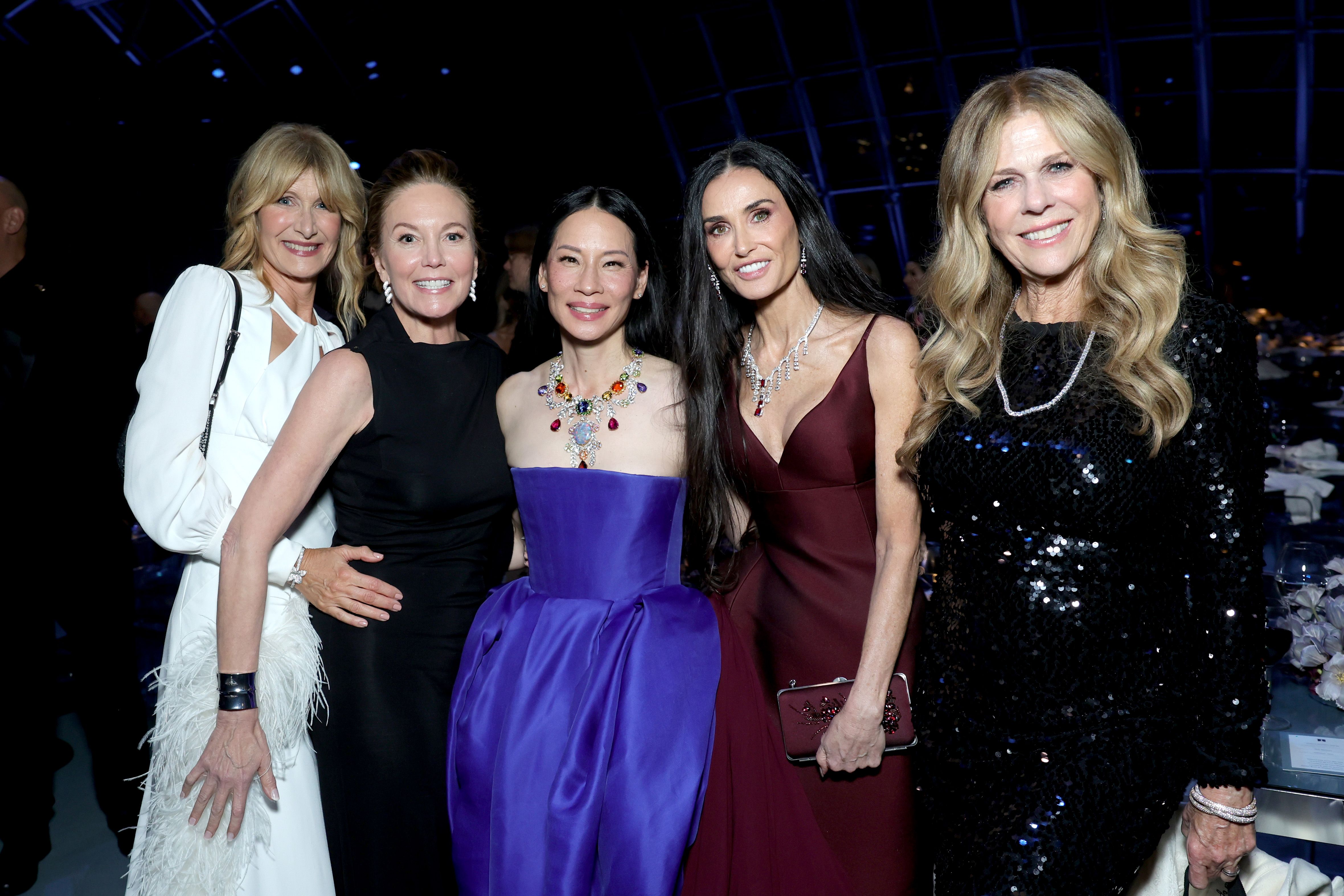 Demi Moore rejoint Laura Dern, Diane Lane, Lucy Liu et Rita Wilson pour une photo de groupe impressionnante, toutes posant avec aisance et élégance lors du prestigieux gala de l'Academy Museum.