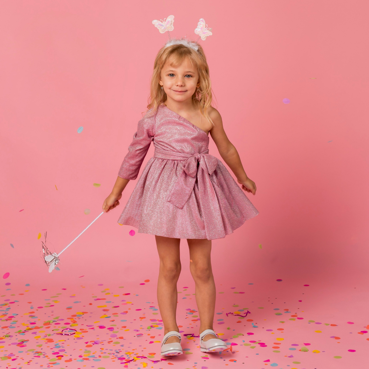 Une petite fille en costume de fée tenant une baguette | Source : Freepik
