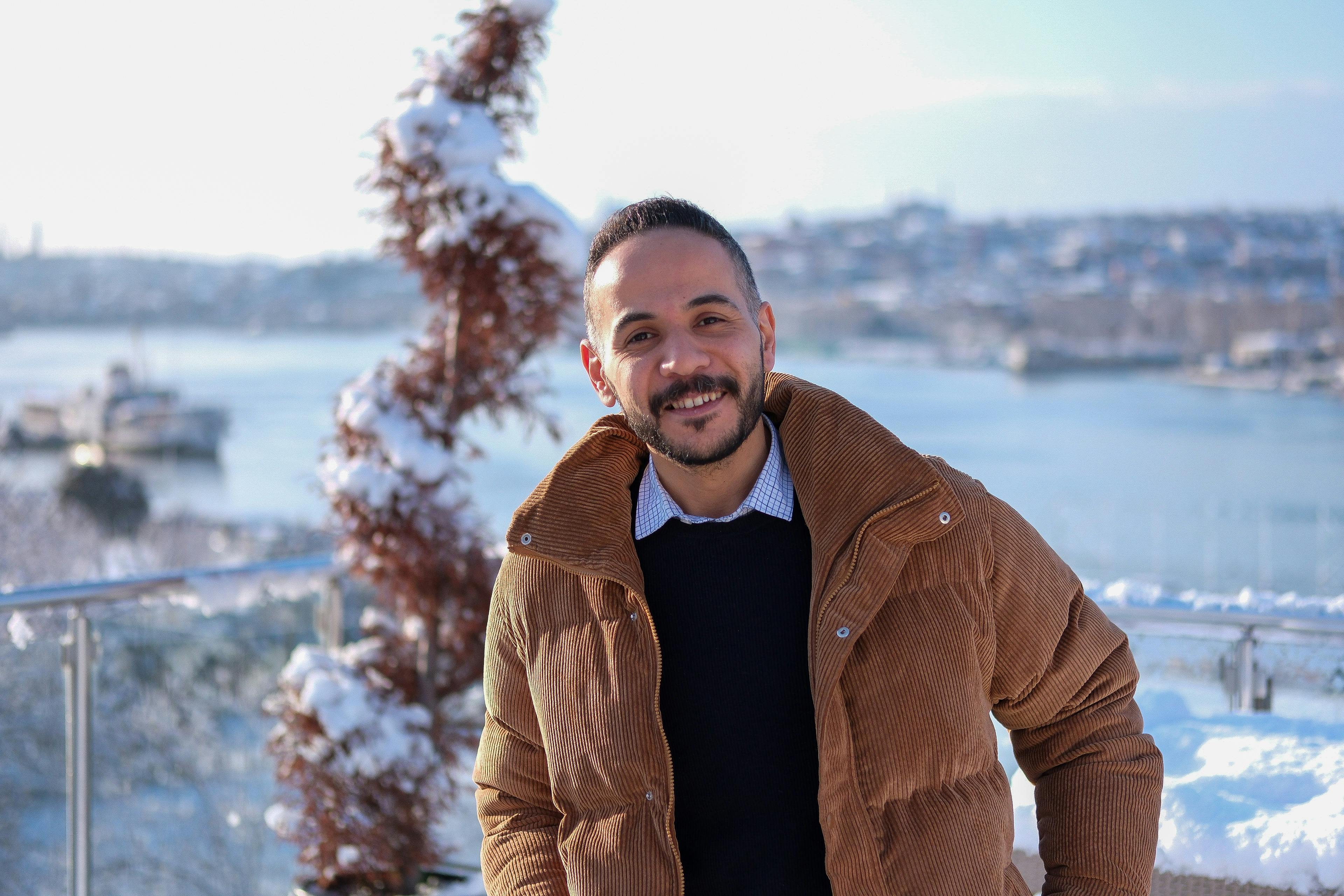 Un homme heureux dans la neige | Source : Pexels