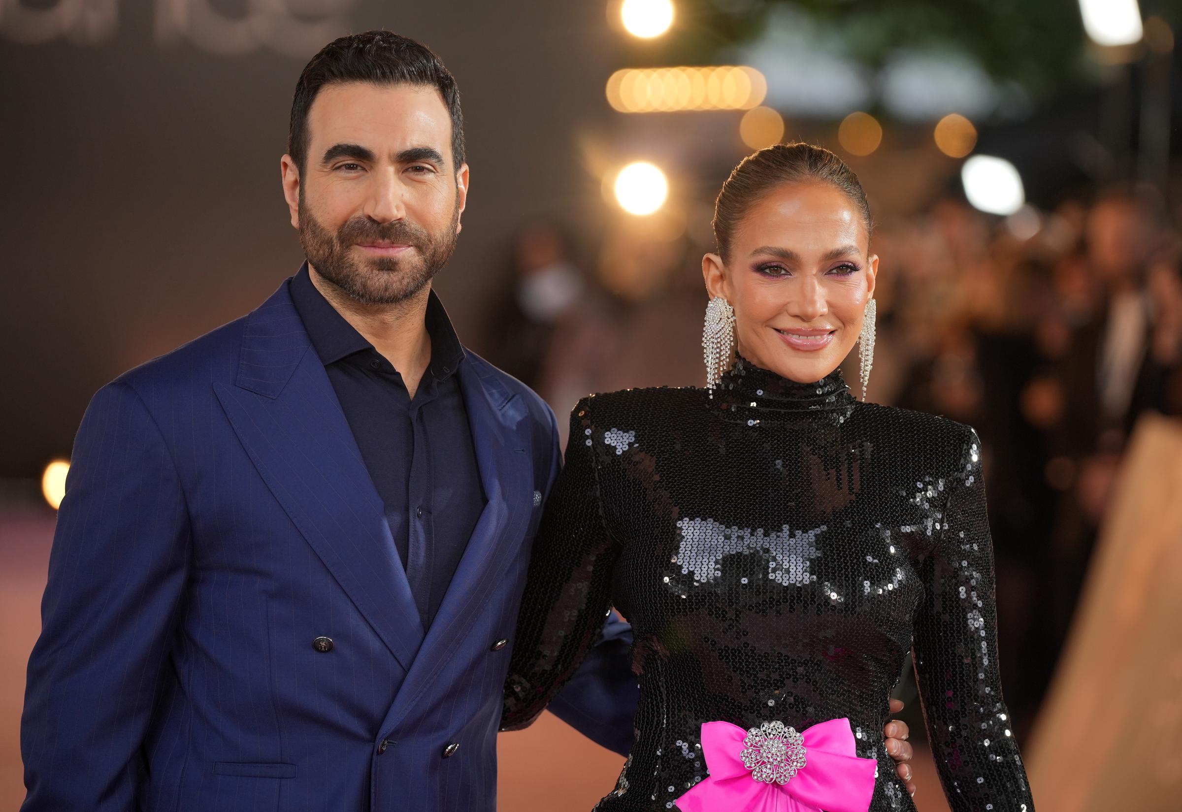 Jennifer Lopez et Brett Goldstein posent ensemble lors de la première britannique du film « Office Romance » à Londres, le 3 juin 2026. Leur apparition commune permet de mieux découvrir cet acteur que certains utilisateurs des Réseaux sociaux ont comparé à Ben Affleck. | Source : Getty Images