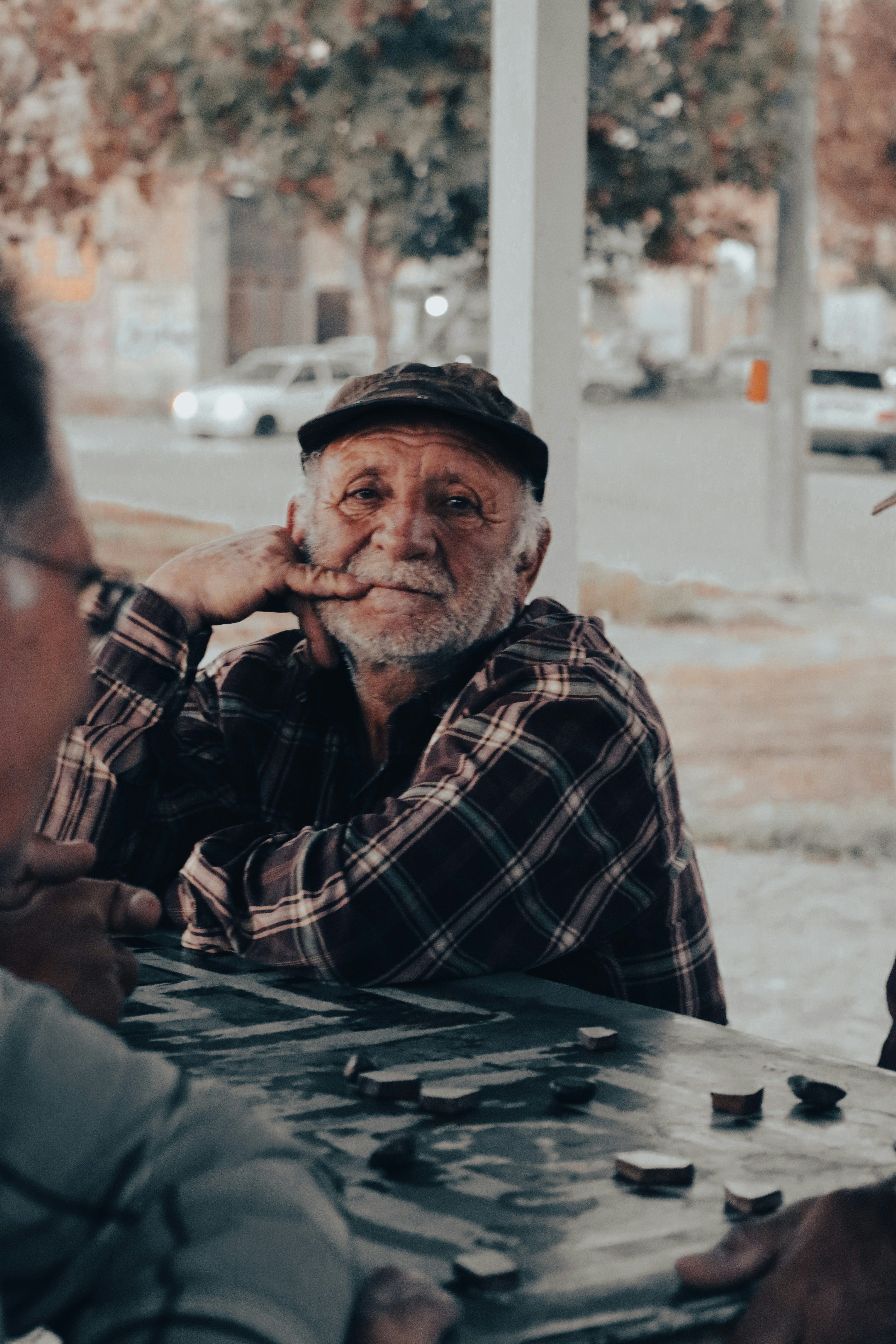 Homme âgé assis à une table | Source : Unsplash